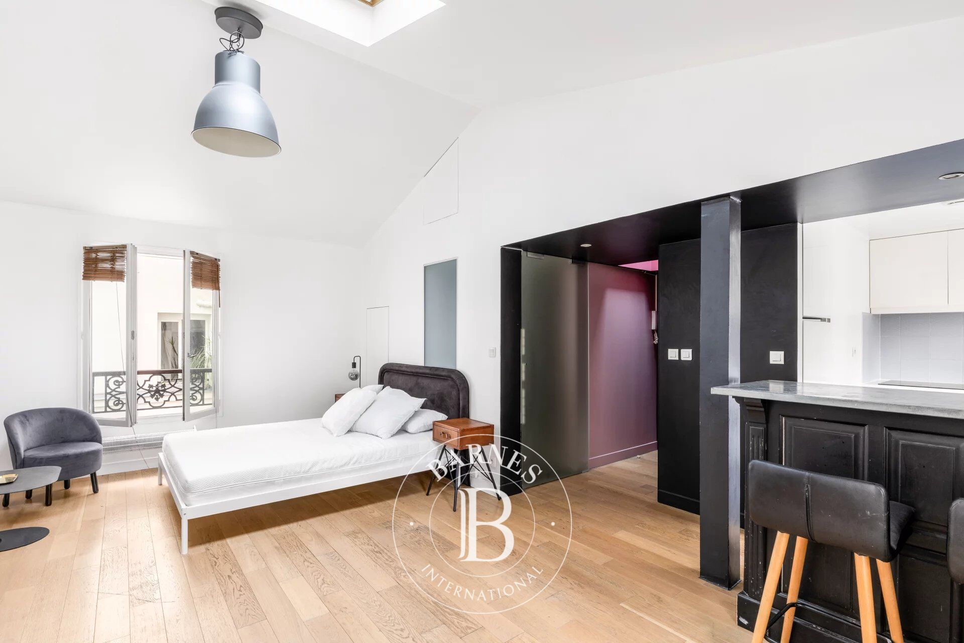 Vente appartement - Paris 3 - Square du Temple - studio - dernier étage - baigné de lumière - calme - picture 2