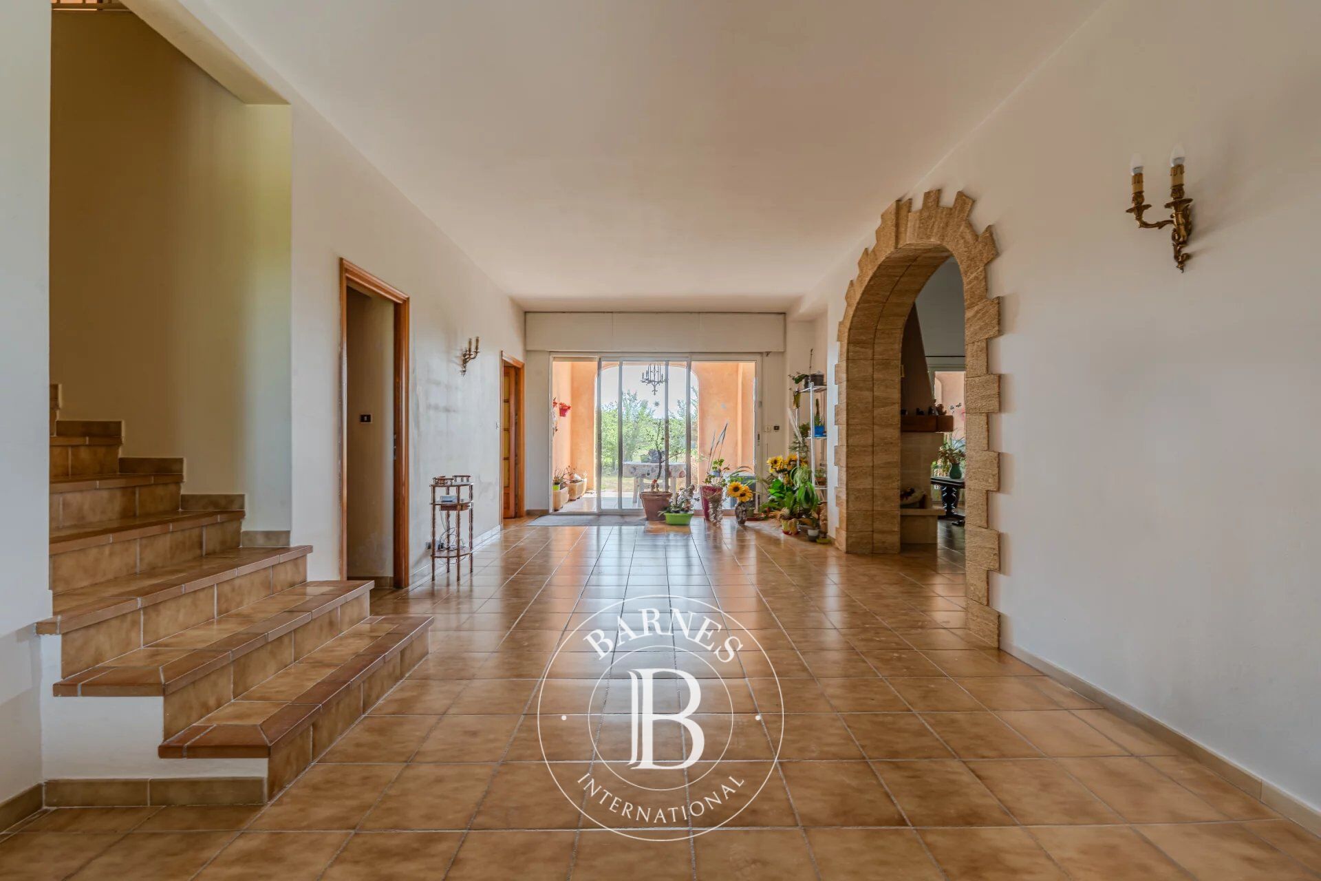 AIX-EN-PROVENCE – FAMILY HOME 375 M² – 6 BEDROOMS – LARGE GARAGE – FLAT LAND 6000 M² - picture 2