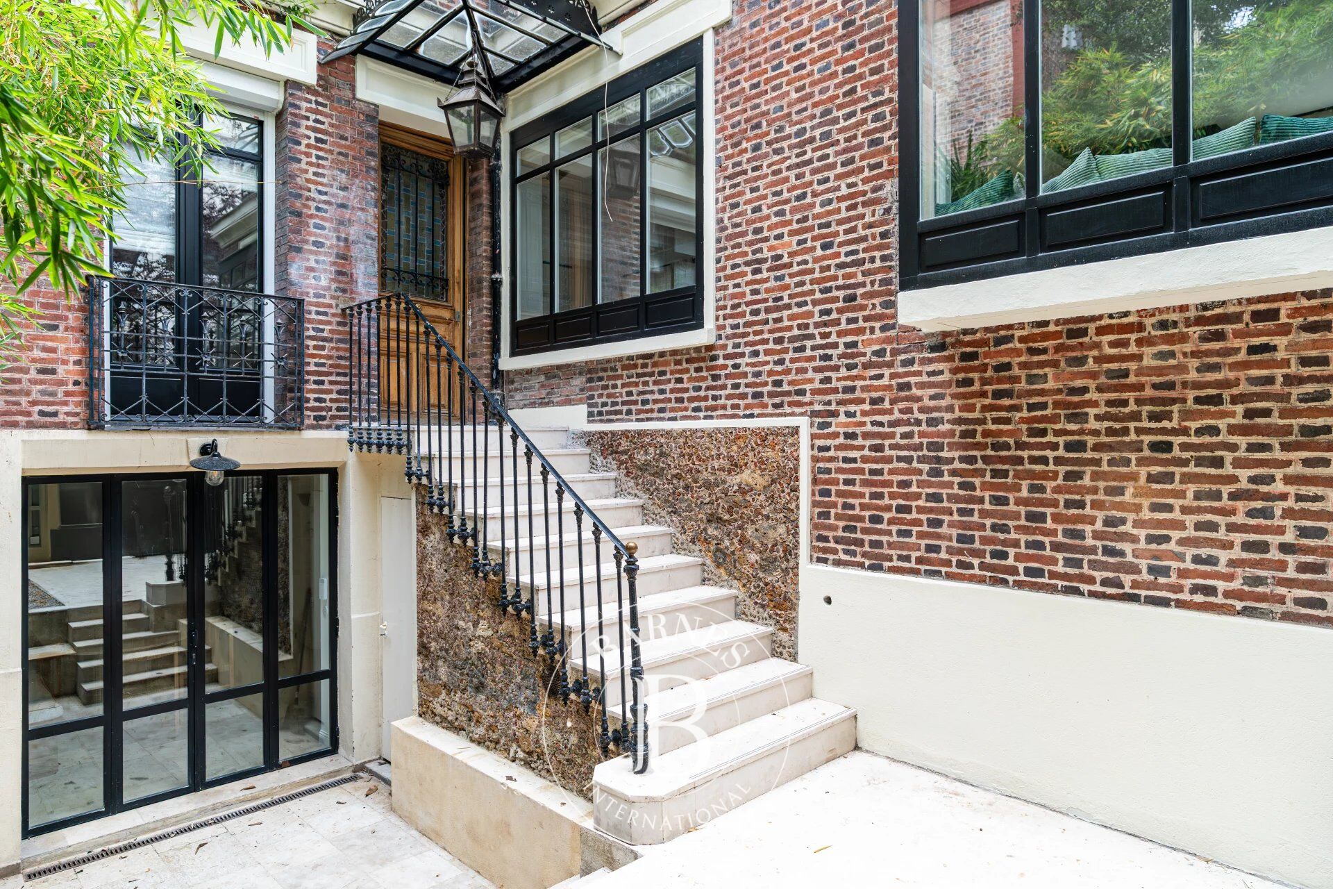 Paris 16 - Private road Ranelagh - Fully renovated family home - picture 2