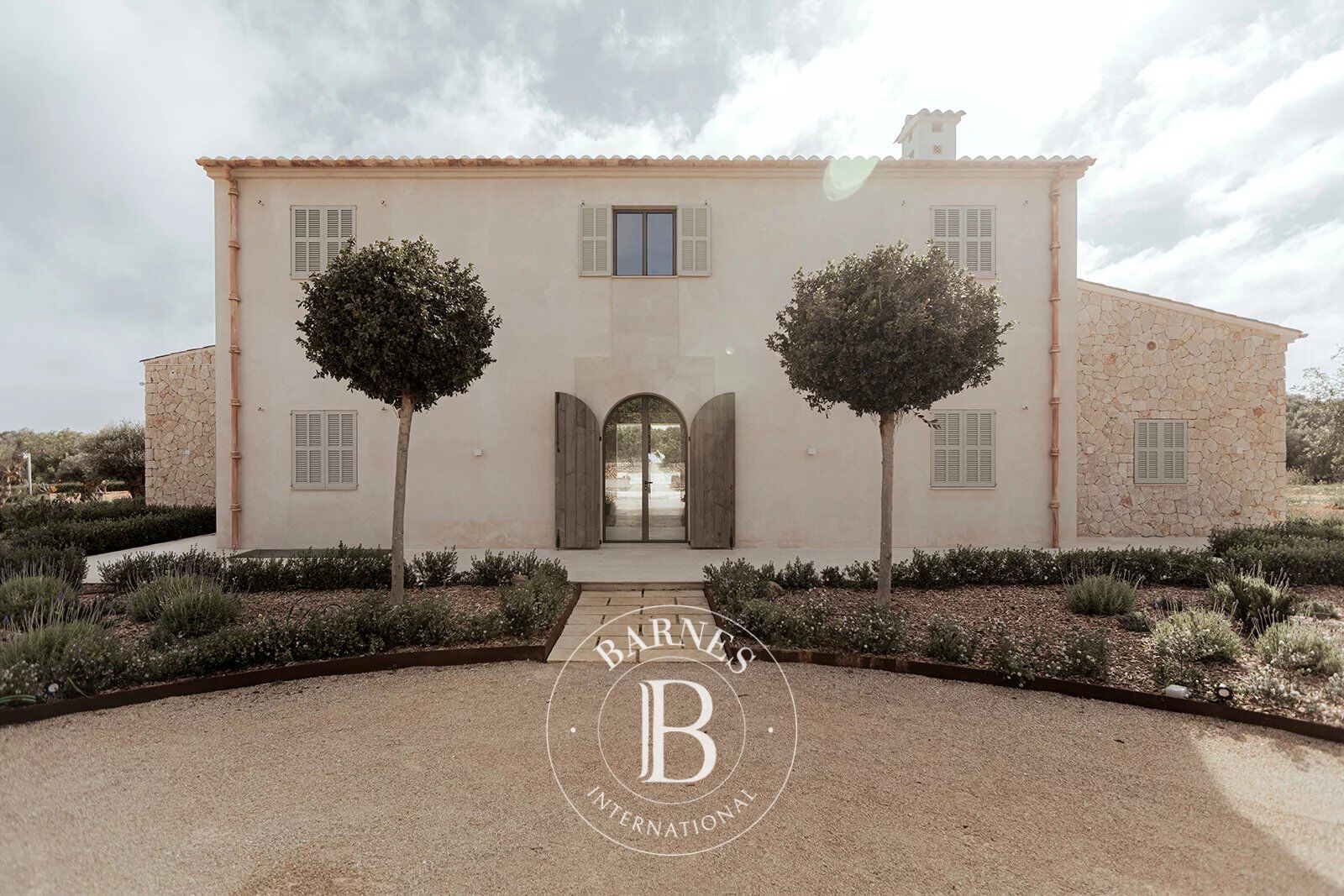 Elegant Mediterranean Villa in Santanyí - picture 1