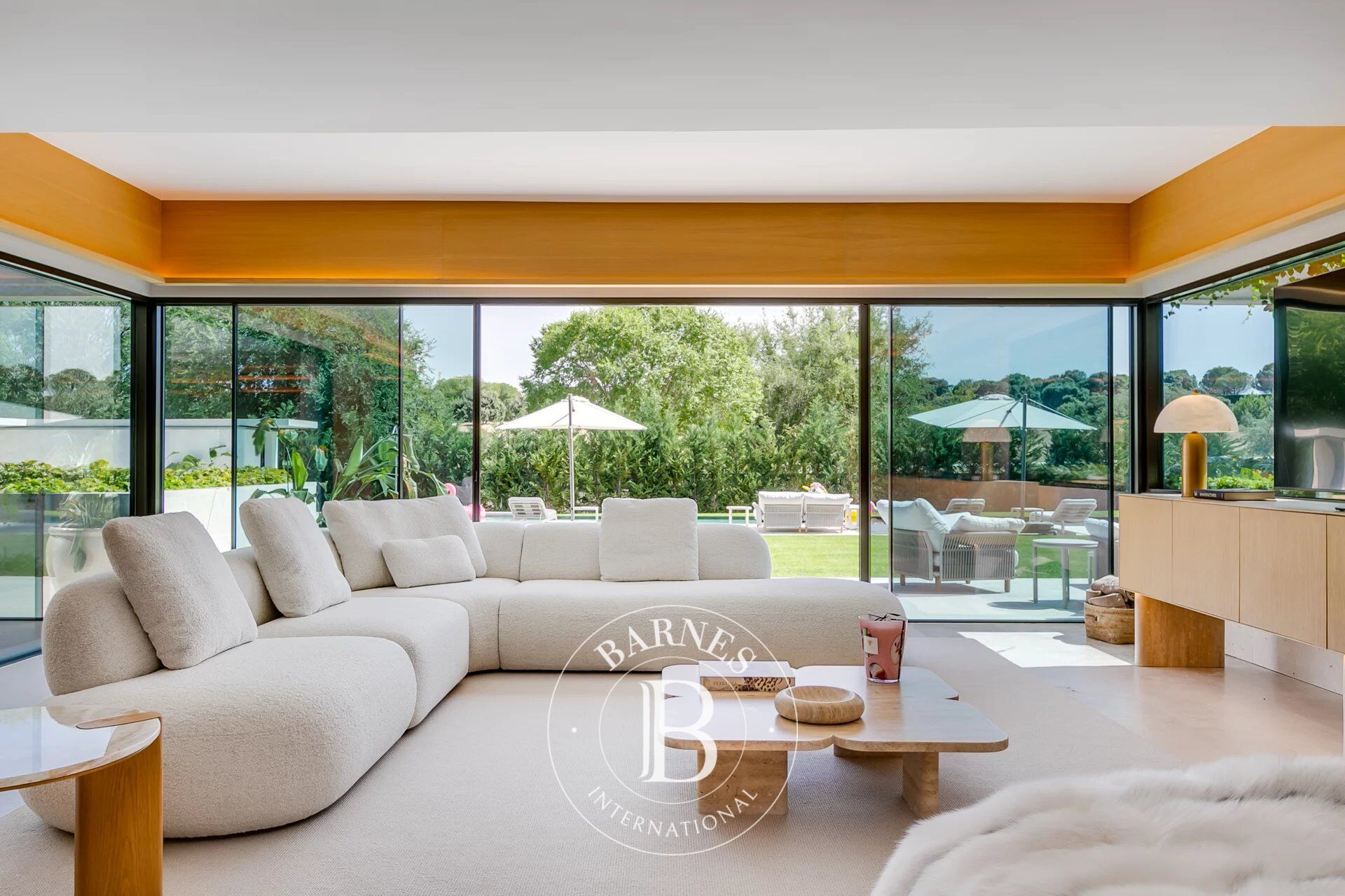 Madrid – Pozuelo de Alarcón – Brand-new luxury villa with spa, pool and designer furnishings - picture 3