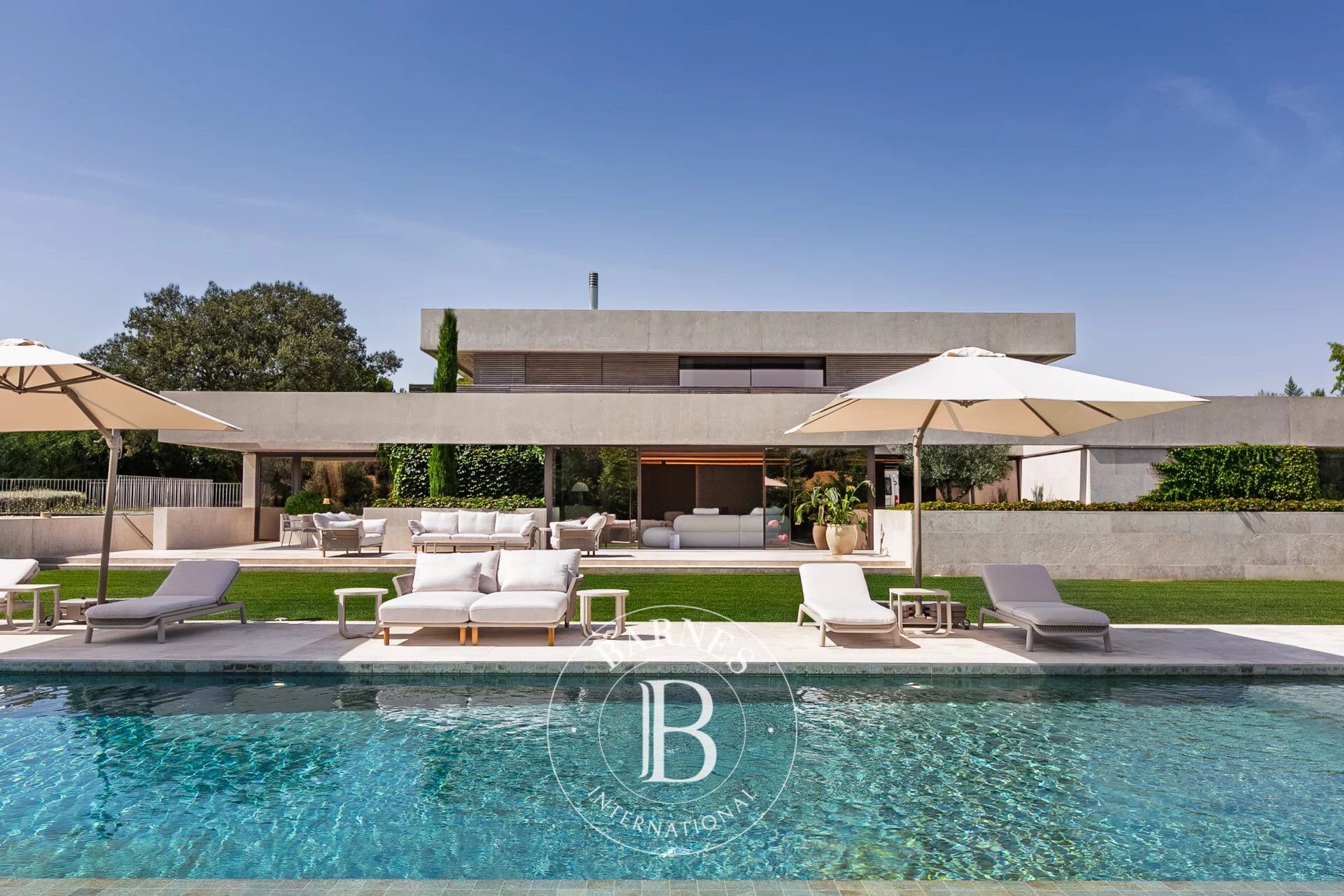 Madrid – Pozuelo de Alarcón – Brand-new luxury villa with spa, pool and designer furnishings - picture 1