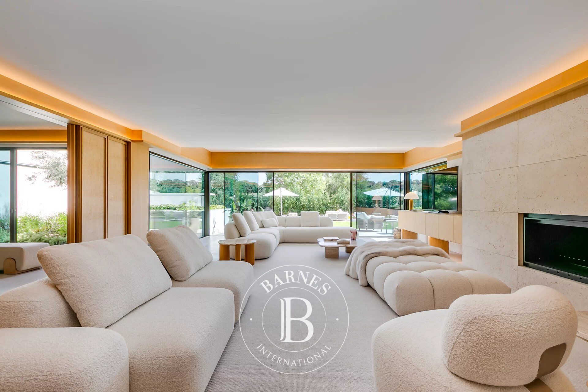 Madrid – Pozuelo de Alarcón – Brand-new luxury villa with spa, pool and designer furnishings - picture 2