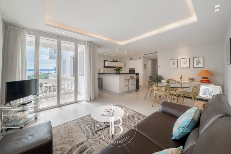 CANNES CROISETTE - TERRASSE - 2 PIECES - VUE MER