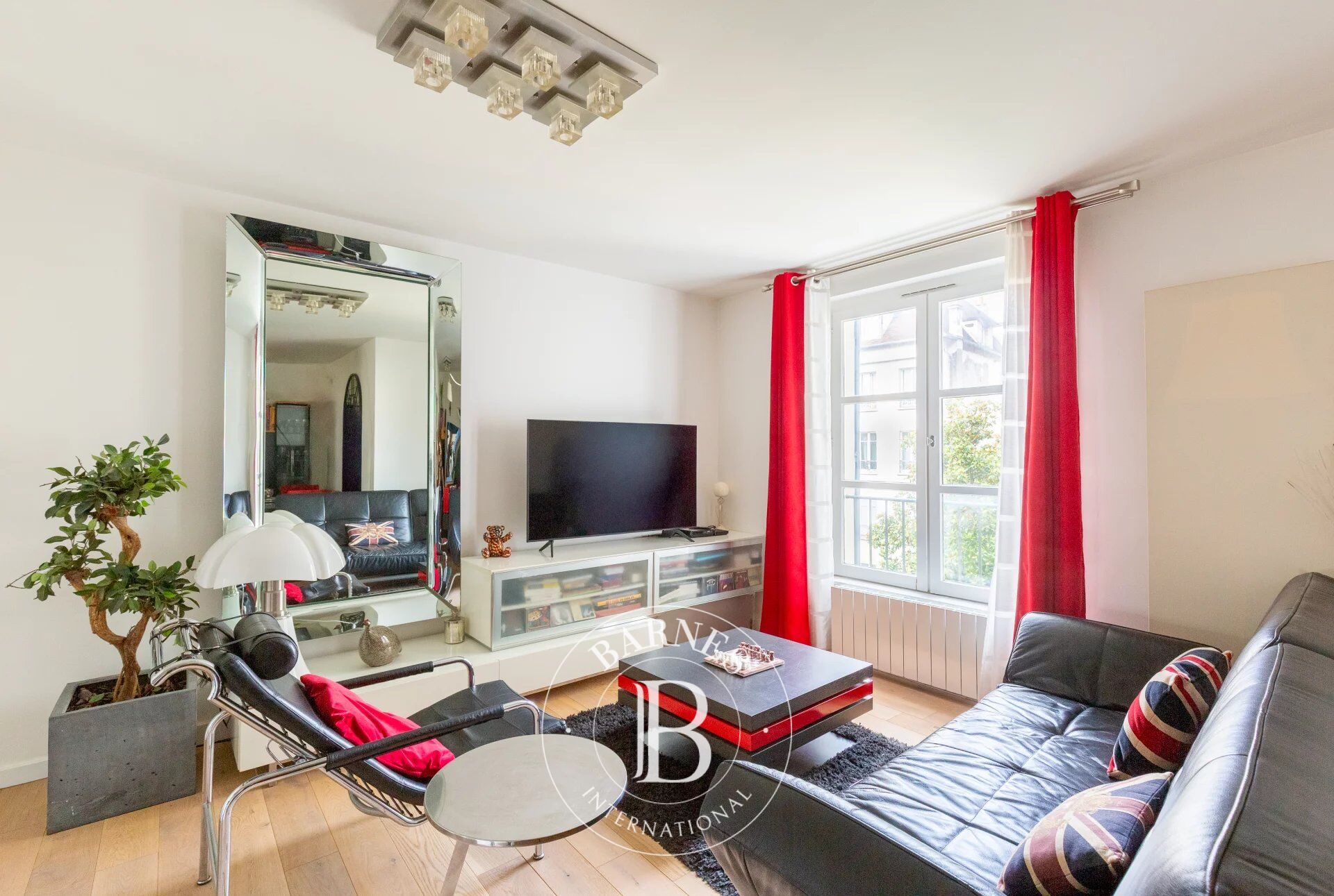 RARE - Central location -  Lift, lock-up garage, cellar - 2 bedrooms - 61m² (657 sq ft) - picture 1