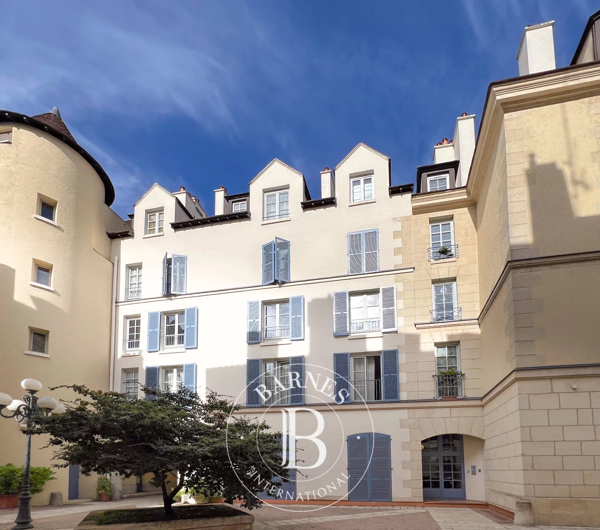 RARE - Central location -  Lift, lock-up garage, cellar - 2 bedrooms - 61m² (657 sq ft) - picture 2