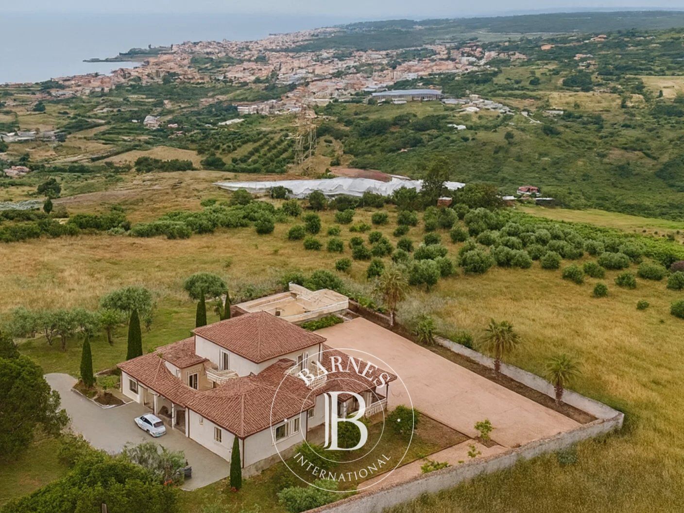 Prestigious Villa with Panoramic View in Santa Marinella - picture 1