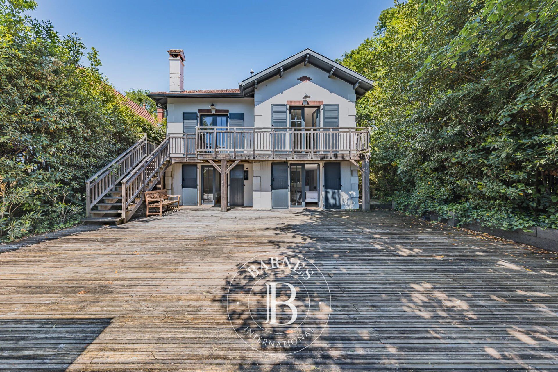 VILLA ARCACHONNAISE RÉNOVÉE AVEC DÉPENDANCE ET JARDIN EN VILLE D’HIVER À ARCACHON - picture 2