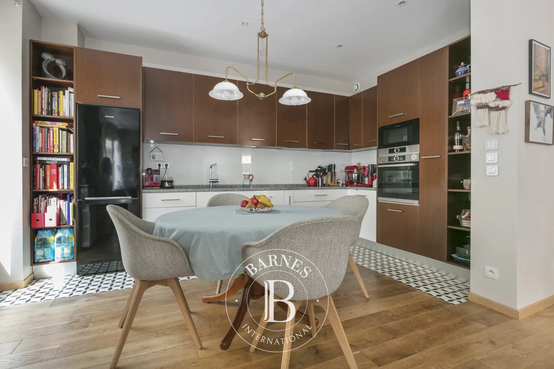 BARNES Garches - Renovated old-build townhouse in the town centre - picture 2