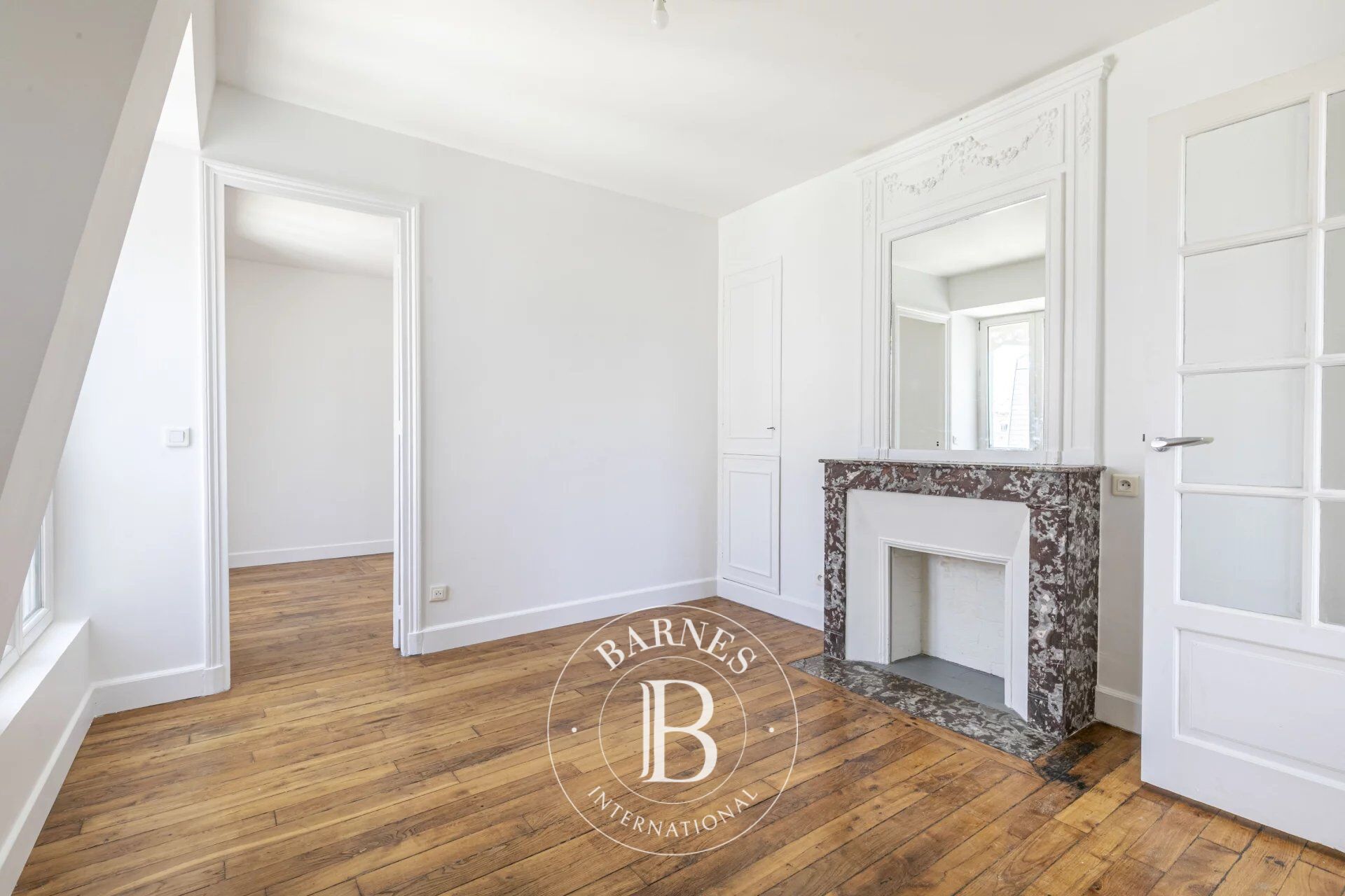 PARIS 15 COMMERCE DEUX PIECES DERNIER ETAGE ASCENSEUR - picture 3