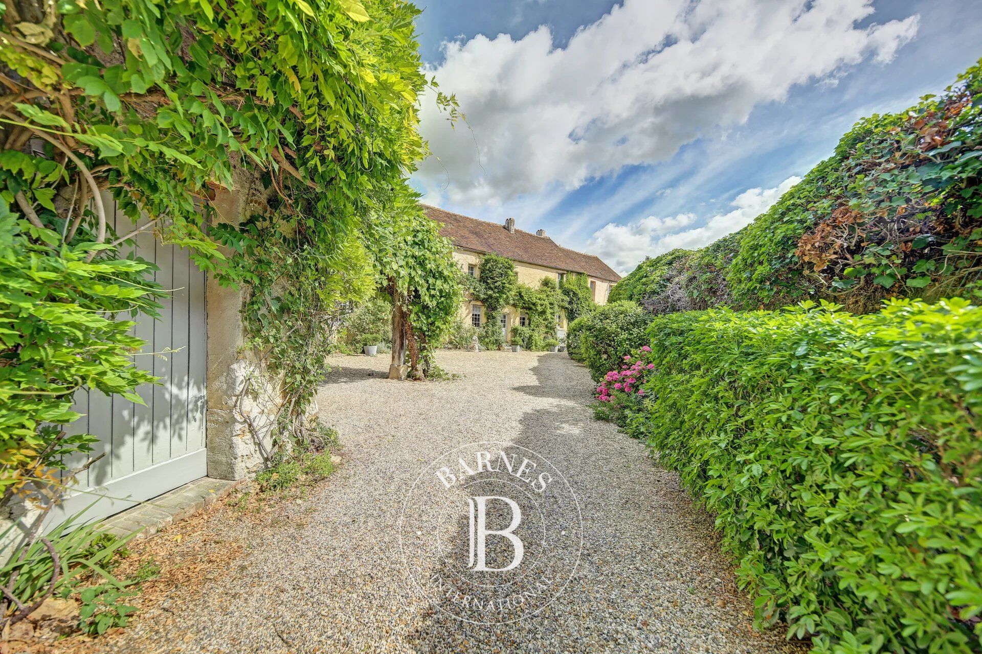 Feucherolles – Propriété ancienne au charme rare – 350 m² – 4 chambres - picture 2