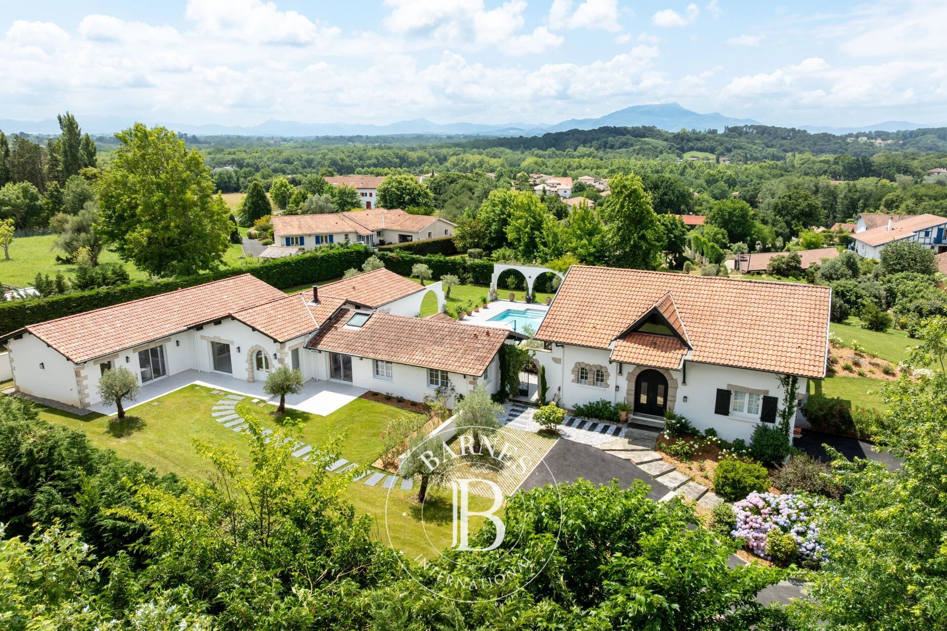 BIDART, MAISON RÉNOVÉE AVEC MAISON D'AMIS ET PISCINE - picture 2