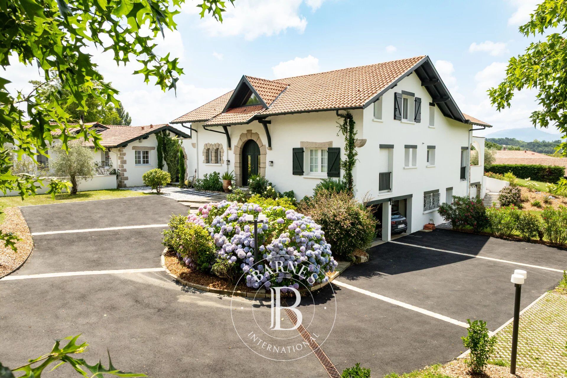 BIDART, MAISON RÉNOVÉE AVEC MAISON D'AMIS ET PISCINE - picture 3