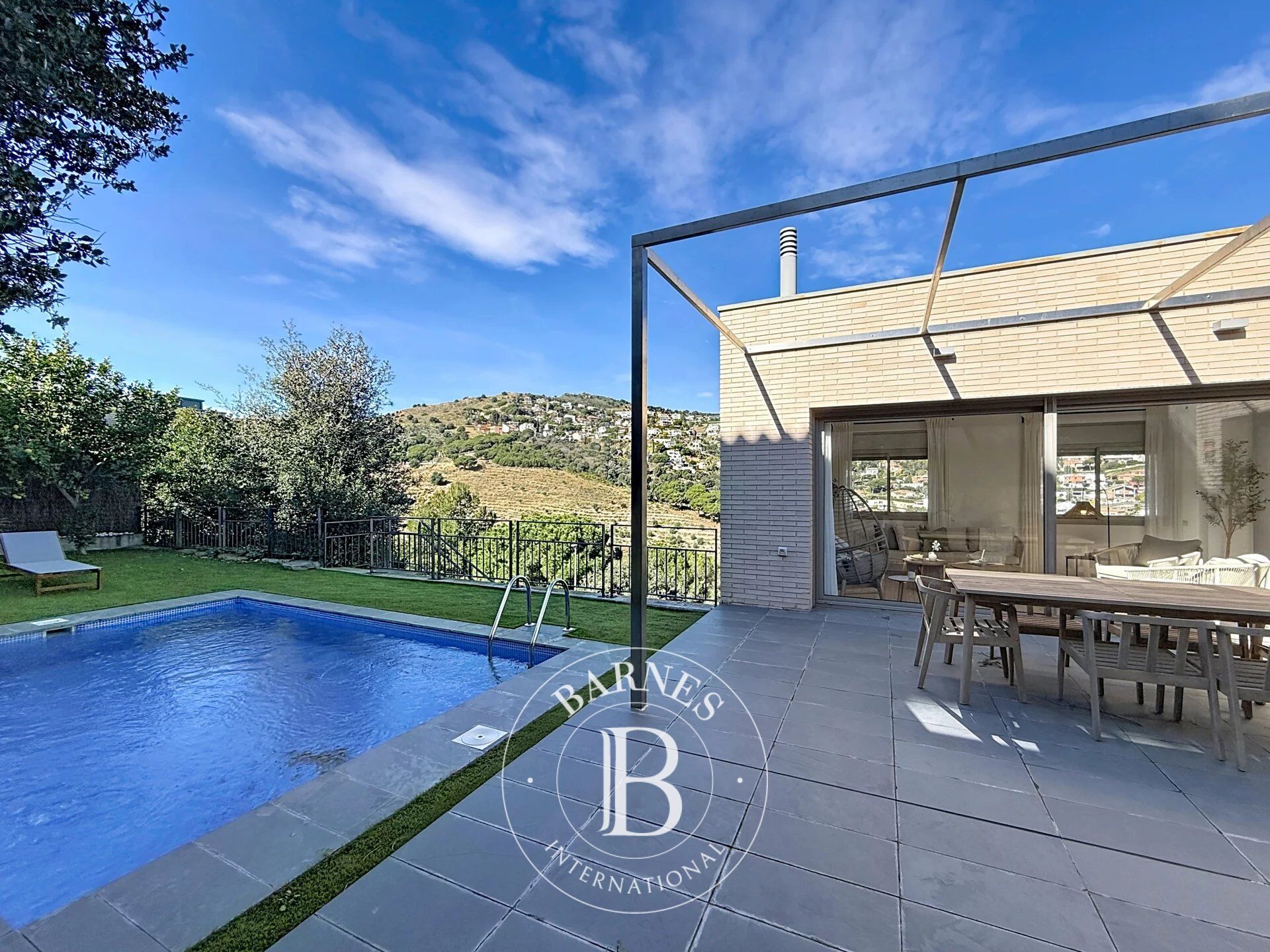 Exclusiva Casa con ascensor en Alella con Jardín y Piscina, Barcelona. - picture 2