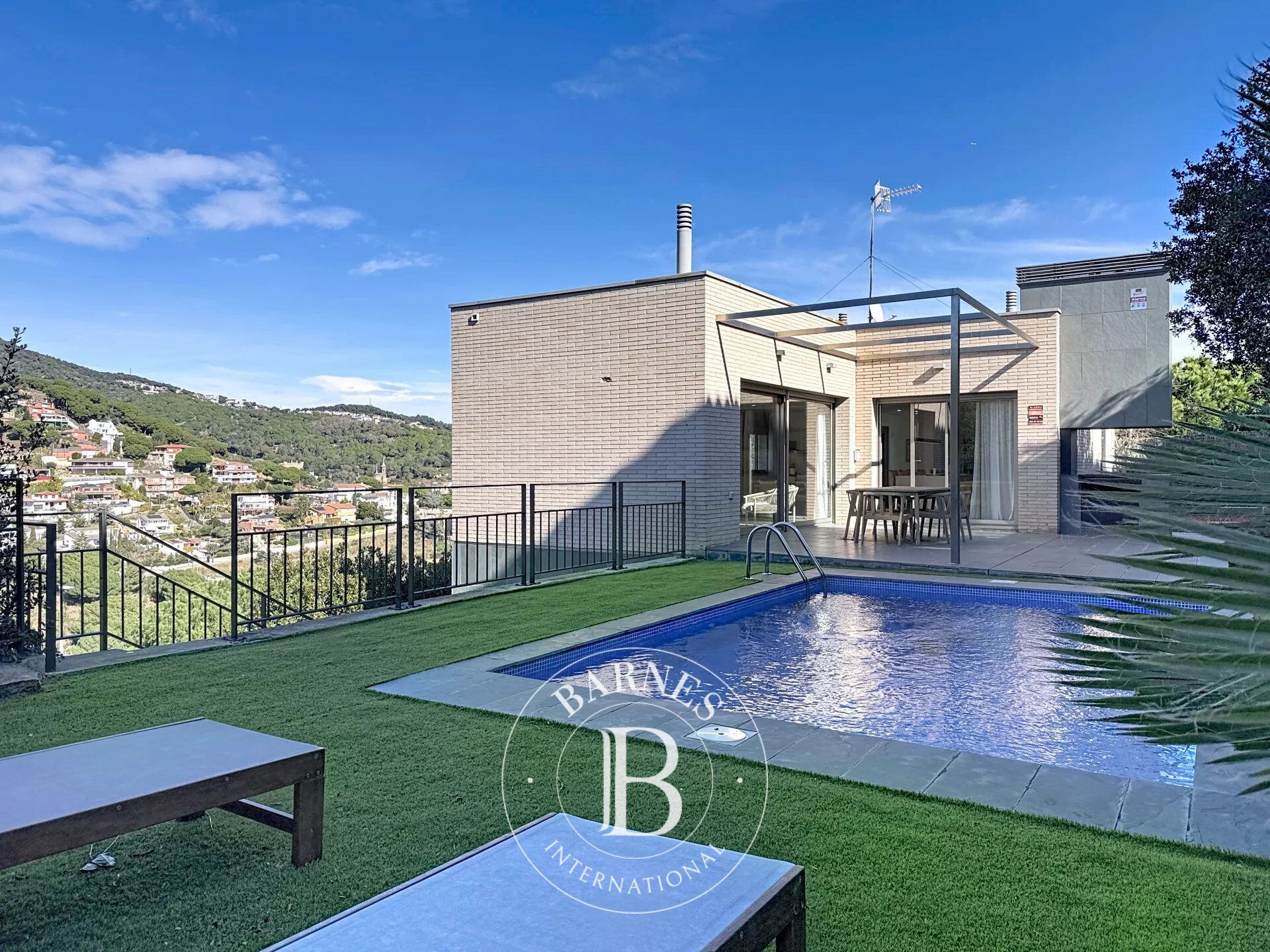 Exclusiva Casa con ascensor en Alella con Jardín y Piscina, Barcelona. - picture 1