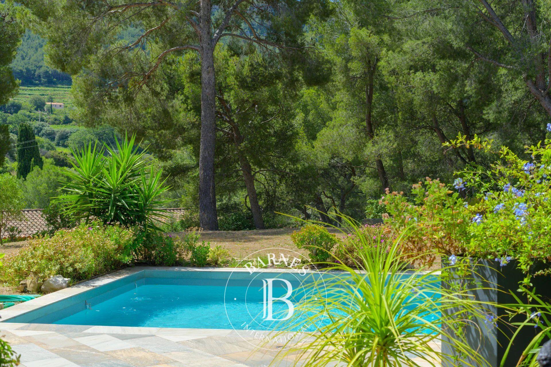 EMPTY RENTAL - CASSIS - VILLA - 188 M² - 4 BEDROOMS - GARDEN 3 200 M² - PISCINE -  TERRACE - GARAGE. - picture 2