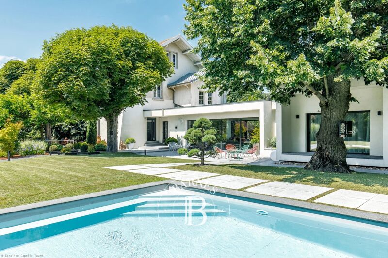 Caluire - Propriété d'exception de 302 m² - 6 chambres -  Jardin de 2260 m² - piscine - cave - garage et annexes