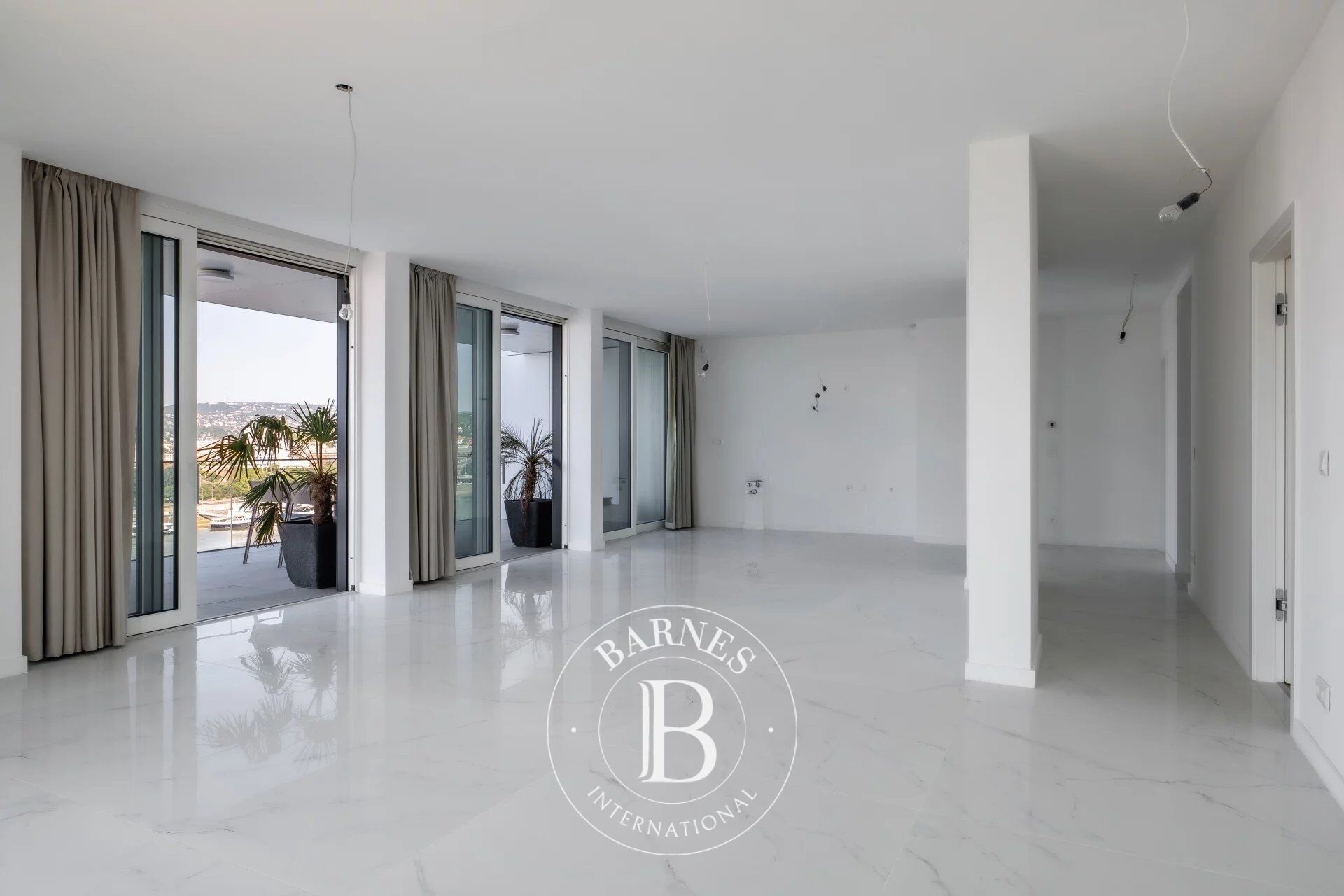 Infinity Residence: 3-Bedroom Luxury Apartment with Stunning Terrace and River-view Above the City - picture 2