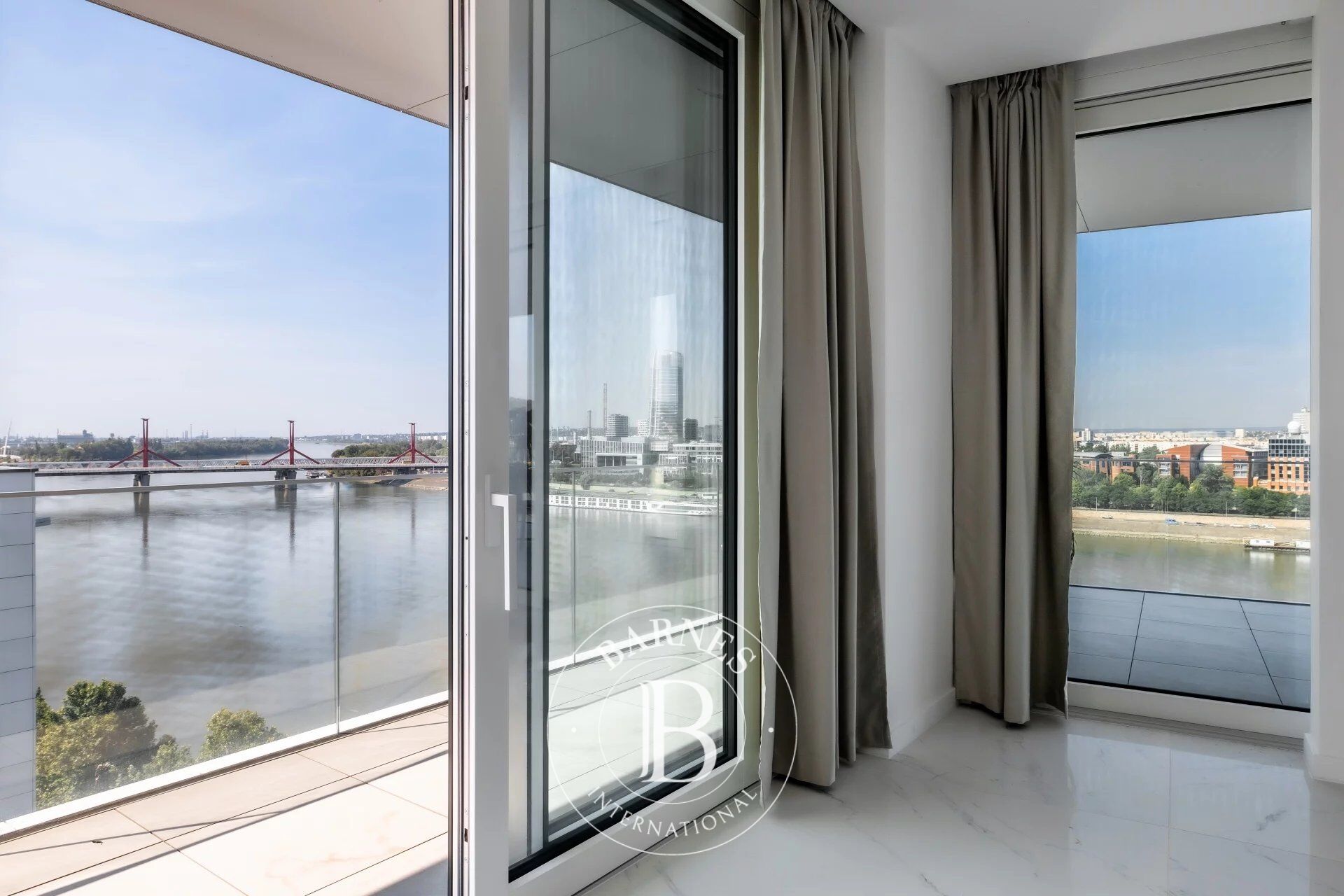 Infinity Residence: 3-Bedroom Luxury Apartment with Stunning Terrace and River-view Above the City - picture 3