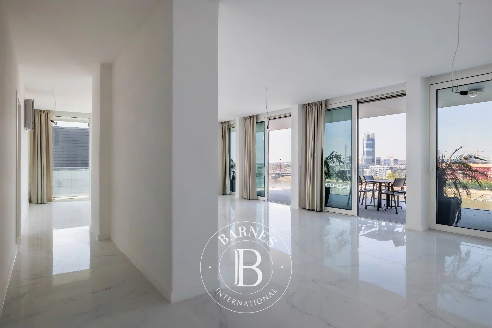 Infinity Residence: 3-Bedroom Luxury Apartment with Stunning Terrace and River-view Above the City - picture 1