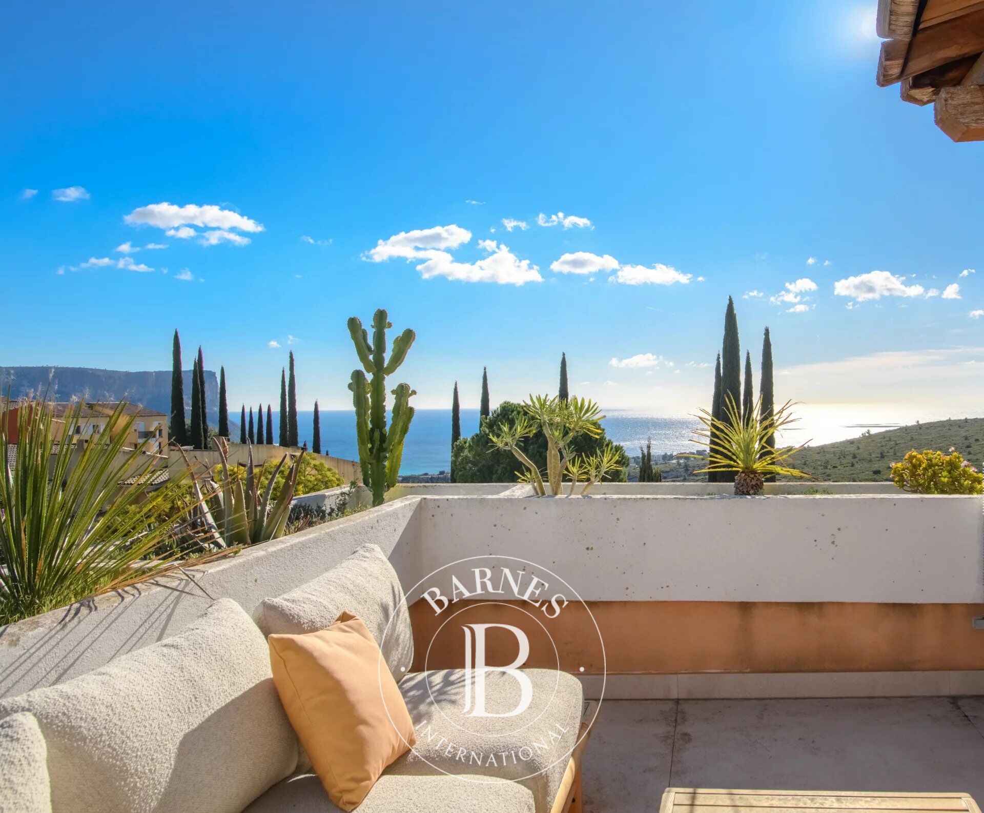 VENTE - CASSIS - MAISON MEDITERRANÉENNE - VUE MER ET COLLINES -  PISCINE -5 CHAMBRES - picture 1