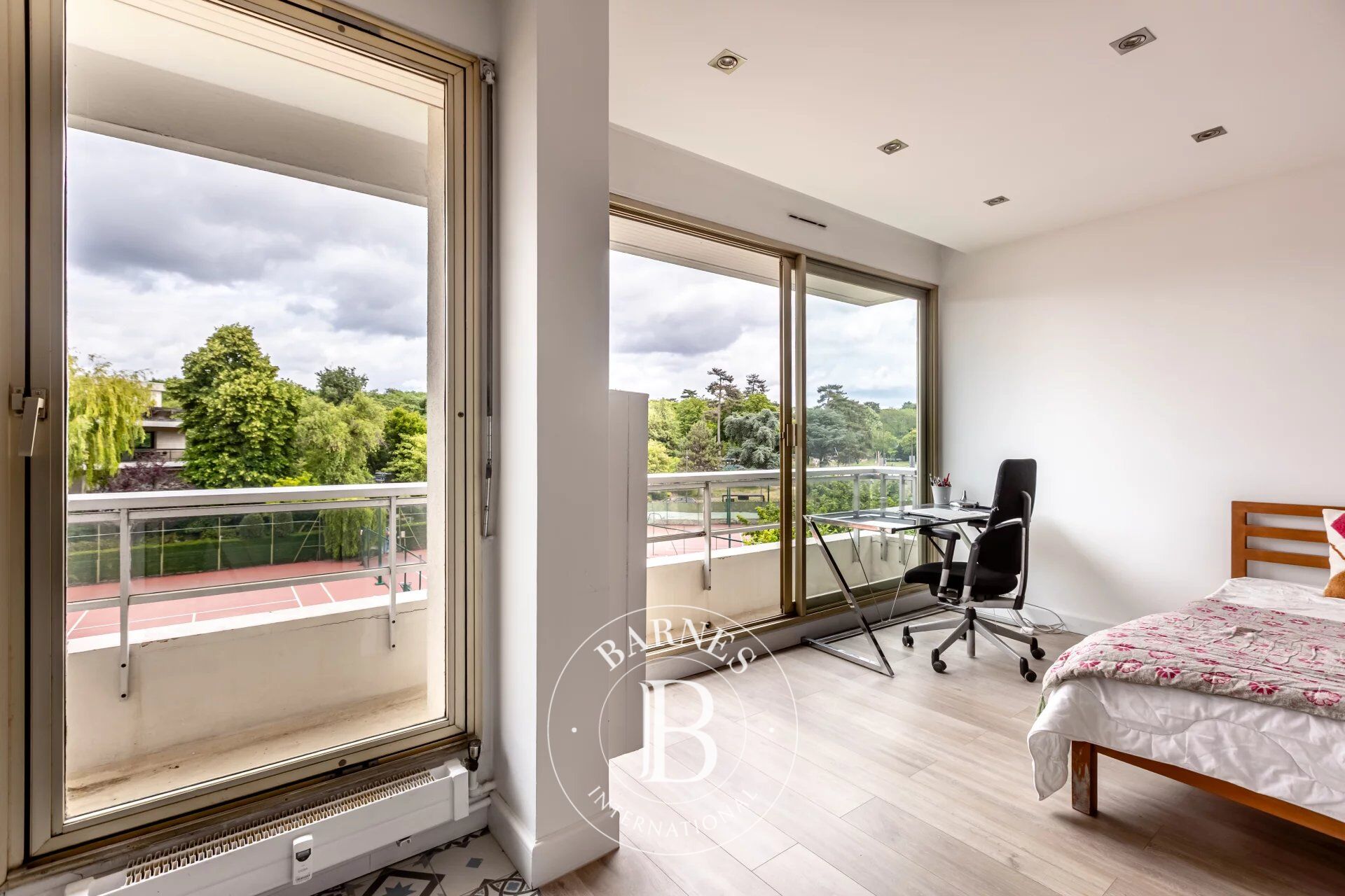 Barnes - North Boulogne Bois - Large studio apartment with balcony - picture 2