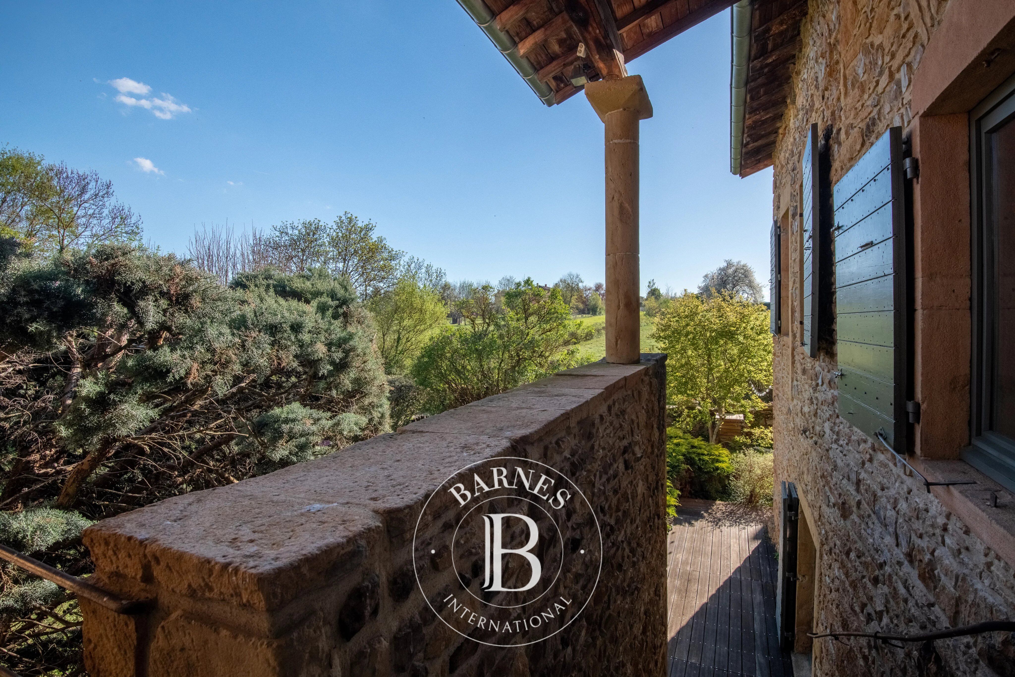 BAGNOLS - Maison d'environ 260 m² avec jardin et forêt d'1,7 hectare - Carport - 5 chambres - Piscine - picture 3