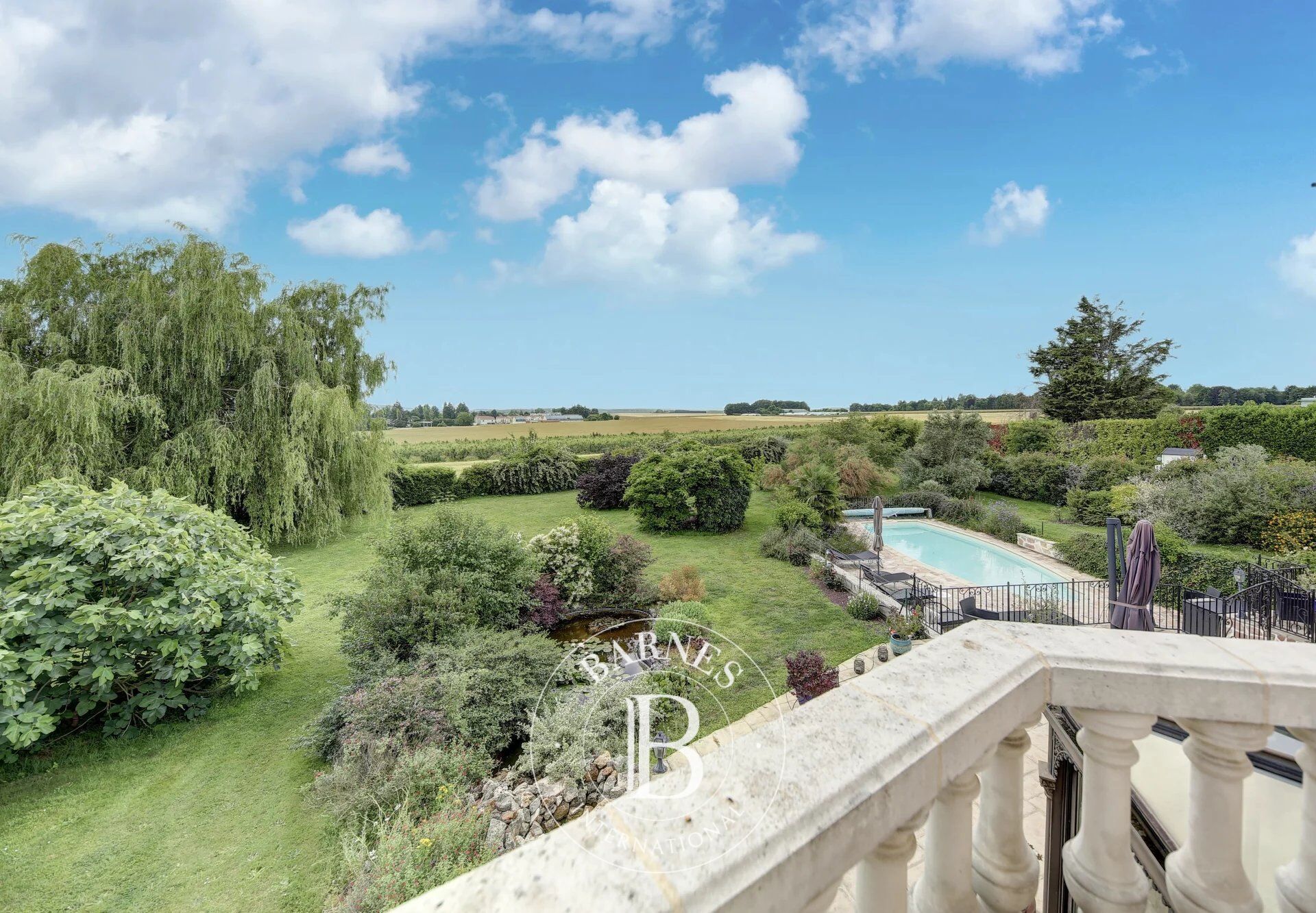 Crespières. 350m²/3,767 sq ft with 3,340m/35,951 sq ft landscaped grounds - picture 1