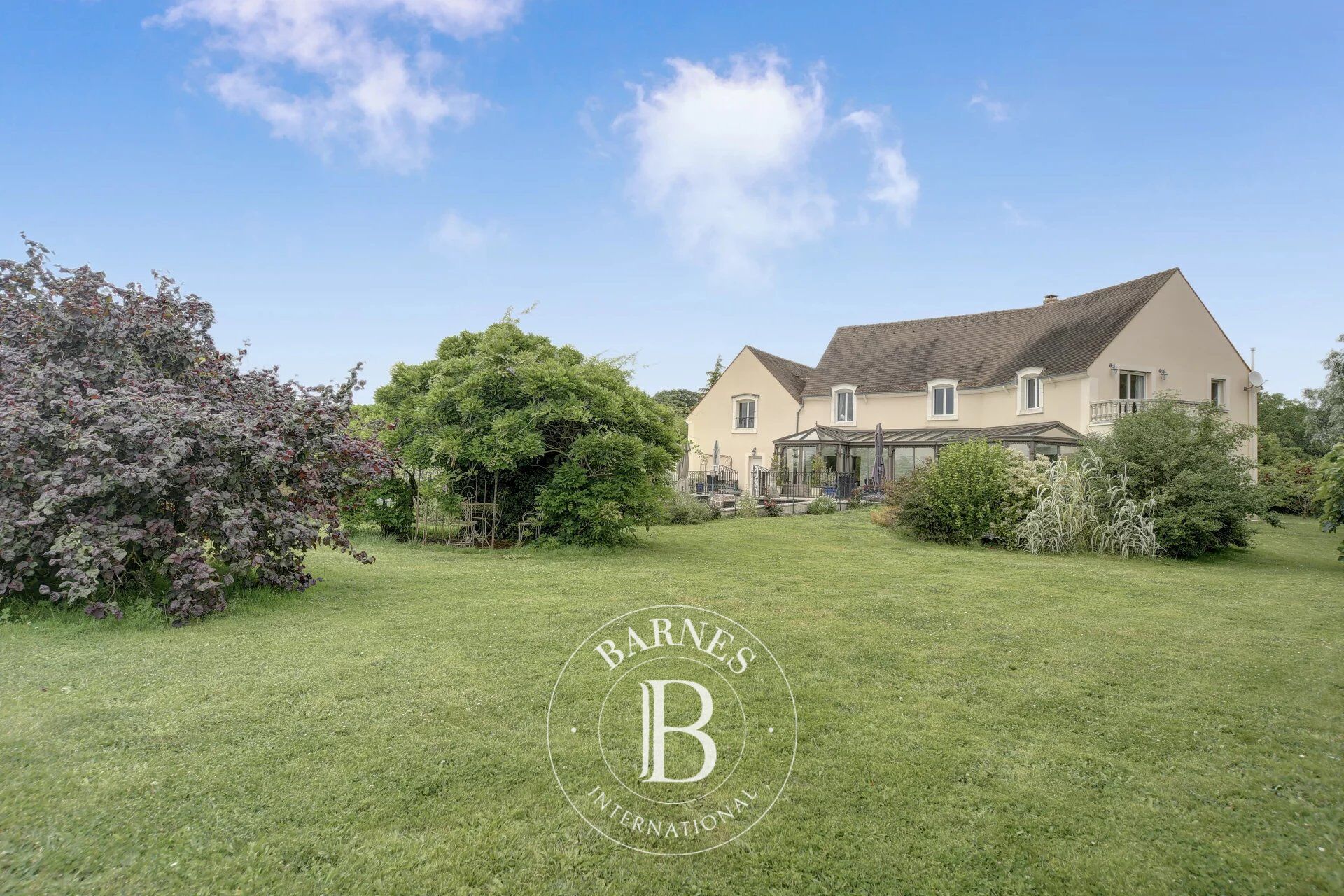 Crespières. 350m²/3,767 sq ft with 3,340m/35,951 sq ft landscaped grounds - picture 2