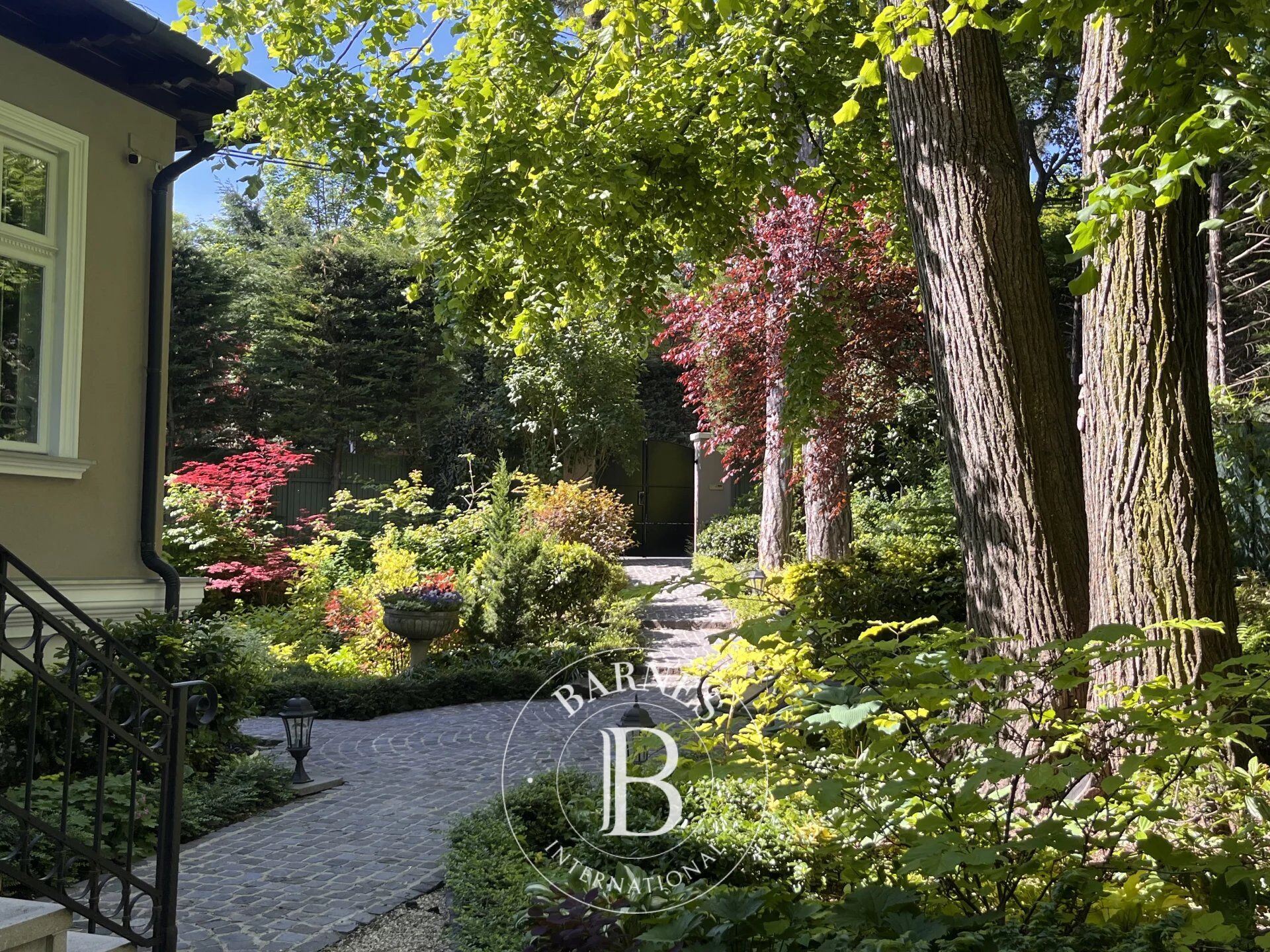 Swiss-Style Villa with Art Nouveau Motifs on Sváb hill - picture 2