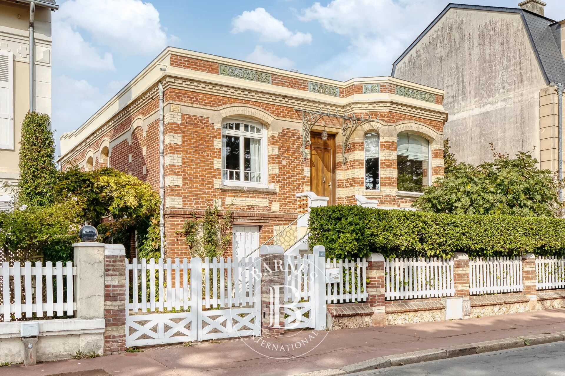 Deauville centre - Charming villa - 5 bedrooms - Garden - 2 garages - picture 1