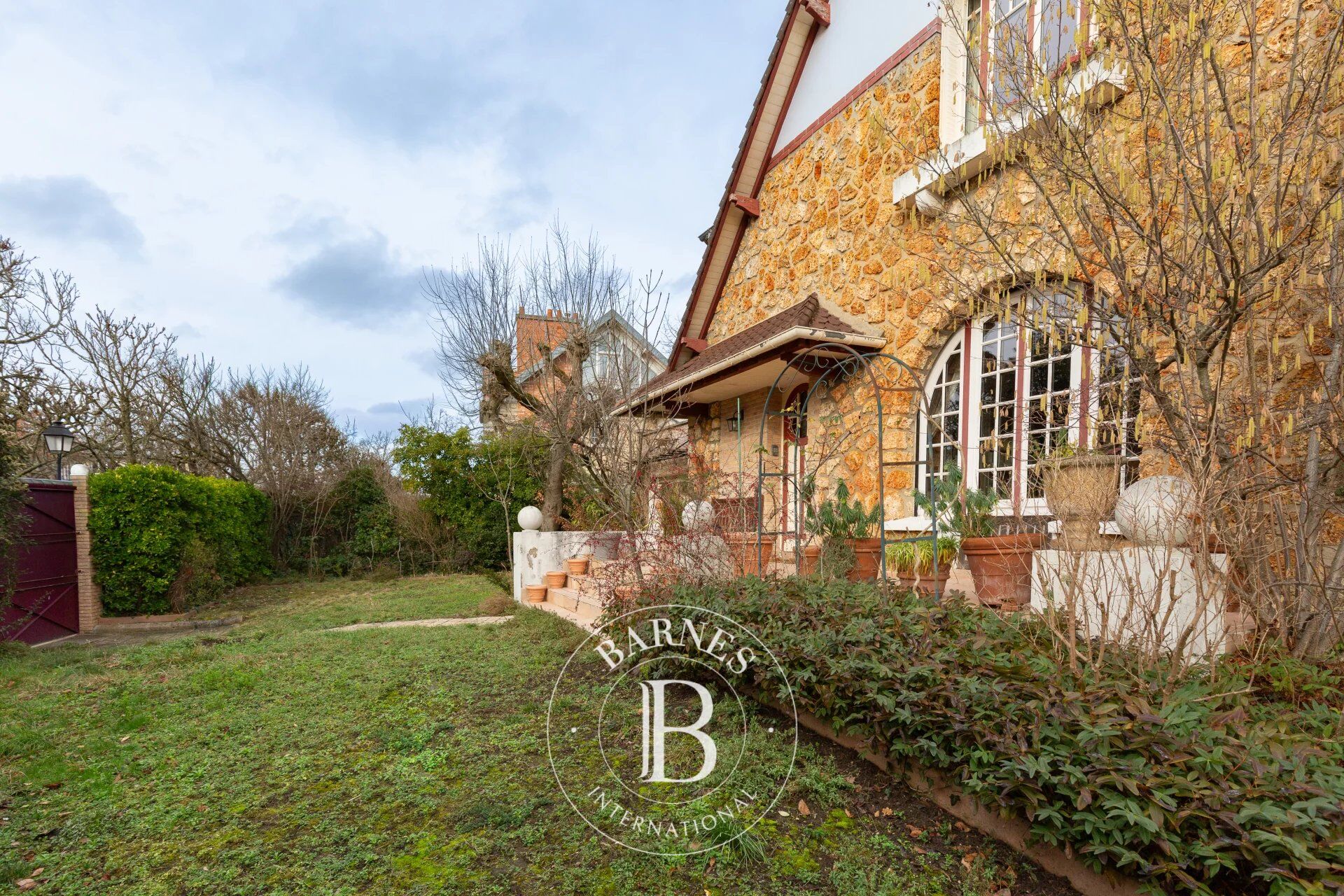 LE VESINET - 12' RER - MAISON ANCIENNE DE 150 M² - 3 CHAMBRES + 1 BUREAU - TERRAIN DE 514 M² - picture 3