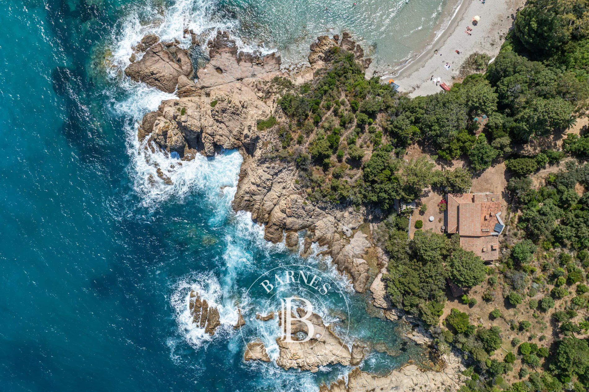 Plage de Canella, Sari-solenzara, pied dans l'eau, accès privé plage. - picture 1