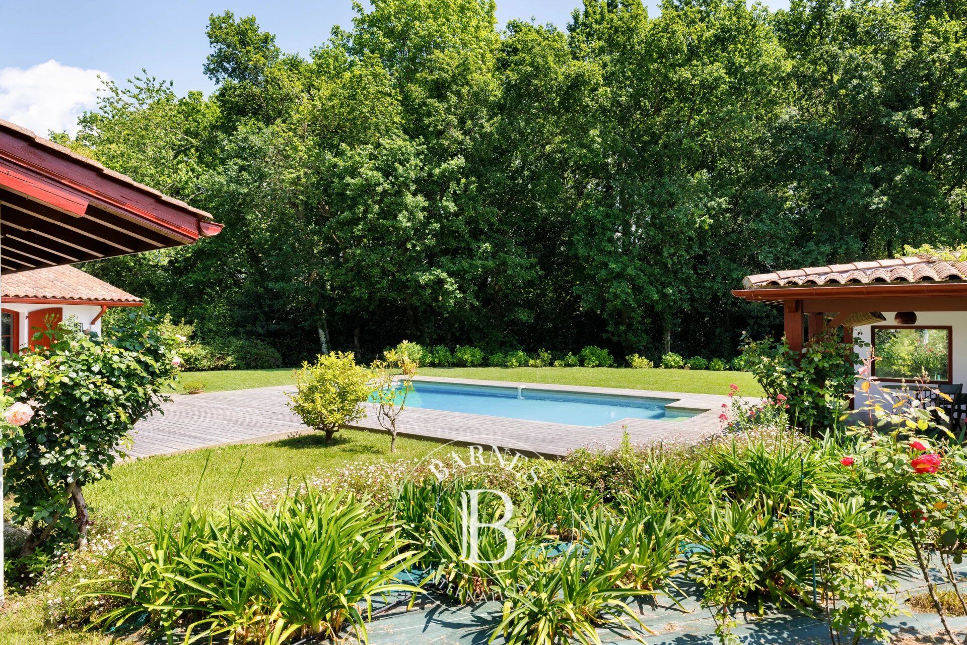 SAN JUAN DE LUZ, EN UN ENTORNO TRANQUILO – CASA FAMILIAR DE 327 M² - picture 3