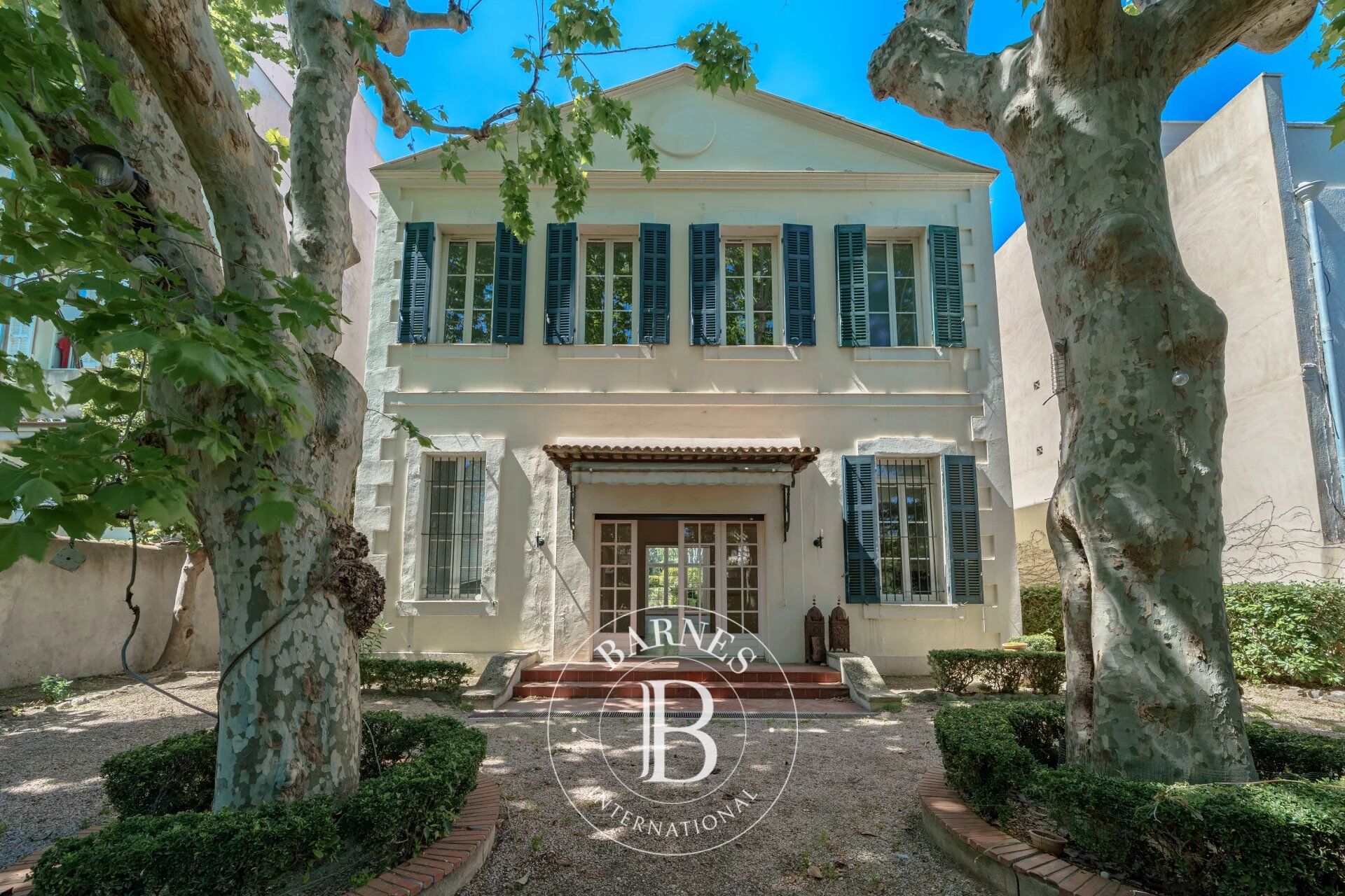 UNFURNISHED RENTAL – MARSEILLE 13008 – LA PLAGE – 280 SQM CHARACTER HOME – 4 BEDROOMS – GARAGE - picture 2