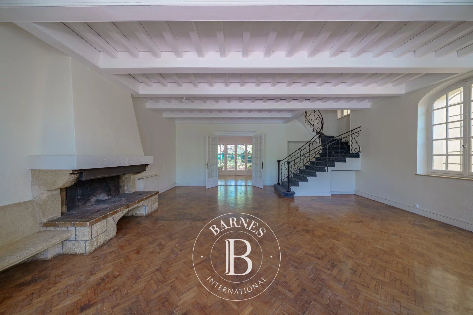 UNFURNISHED RENTAL – MARSEILLE 13008 – LA PLAGE – 280 SQM CHARACTER HOME – 4 BEDROOMS – GARAGE - picture 3