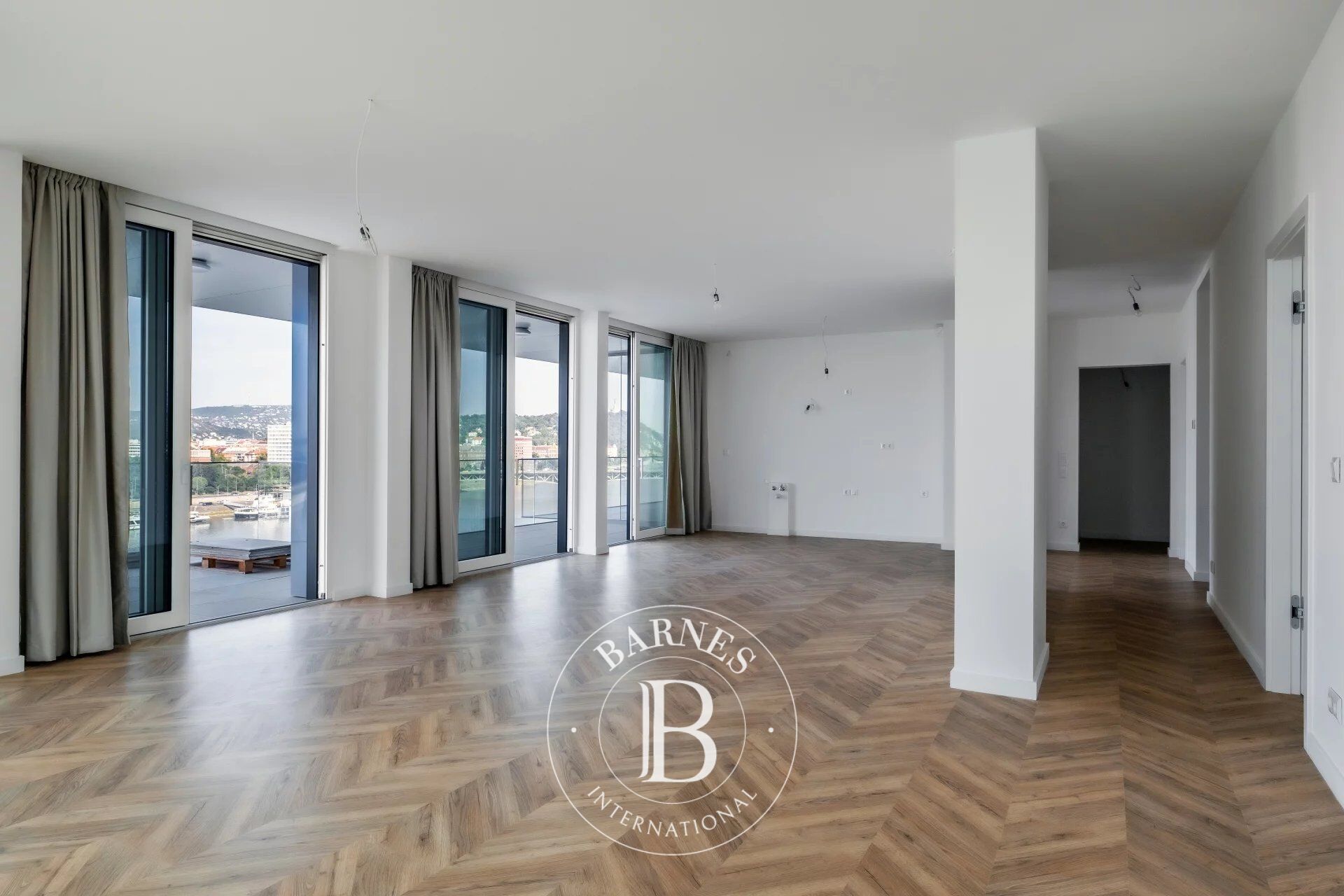 Infinity Residence: 3-Bedroom Luxury Apartment with Stunning Terrace and River-view Above the City - picture 2