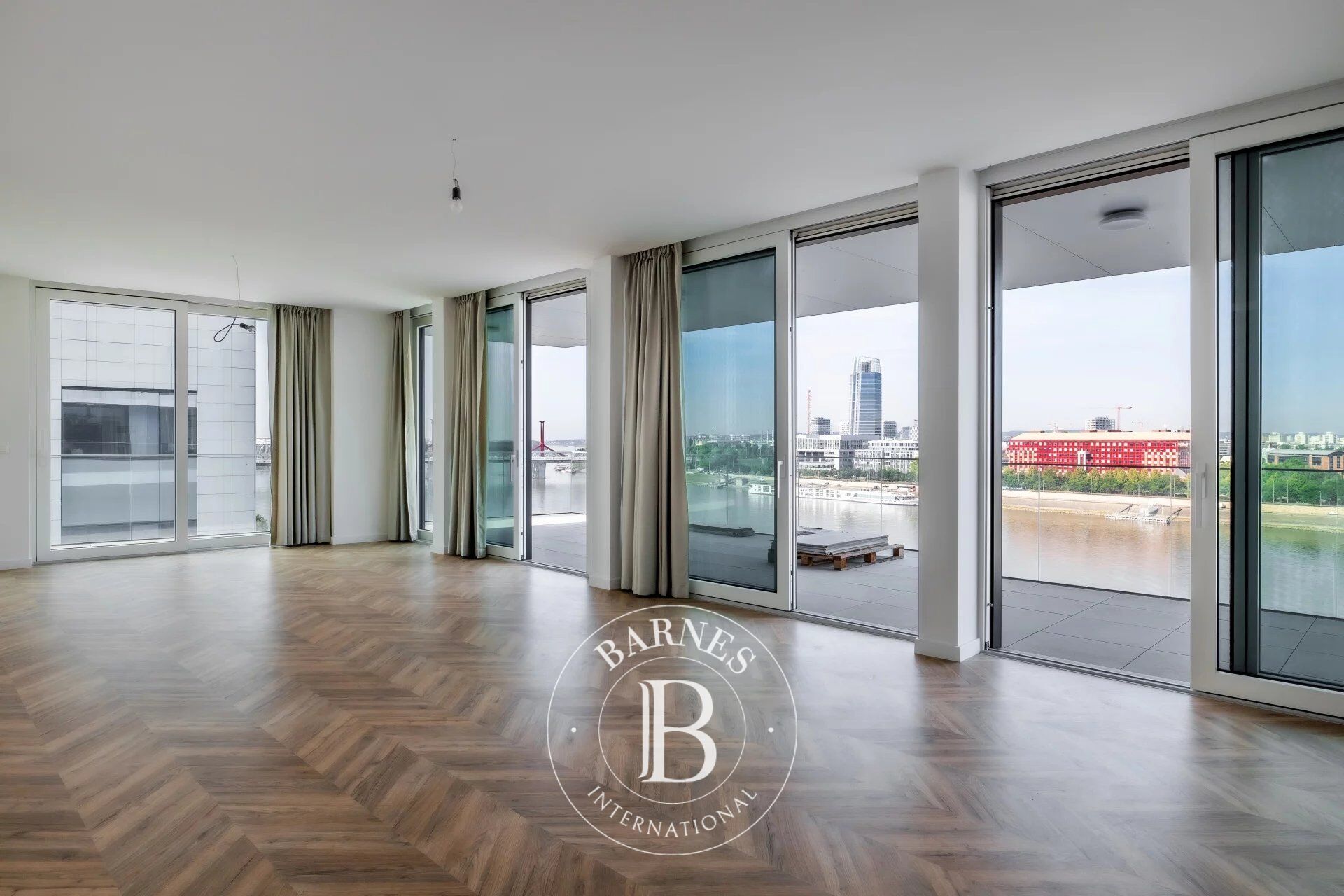 Infinity Residence: 3-Bedroom Luxury Apartment with Stunning Terrace and River-view Above the City - picture 1