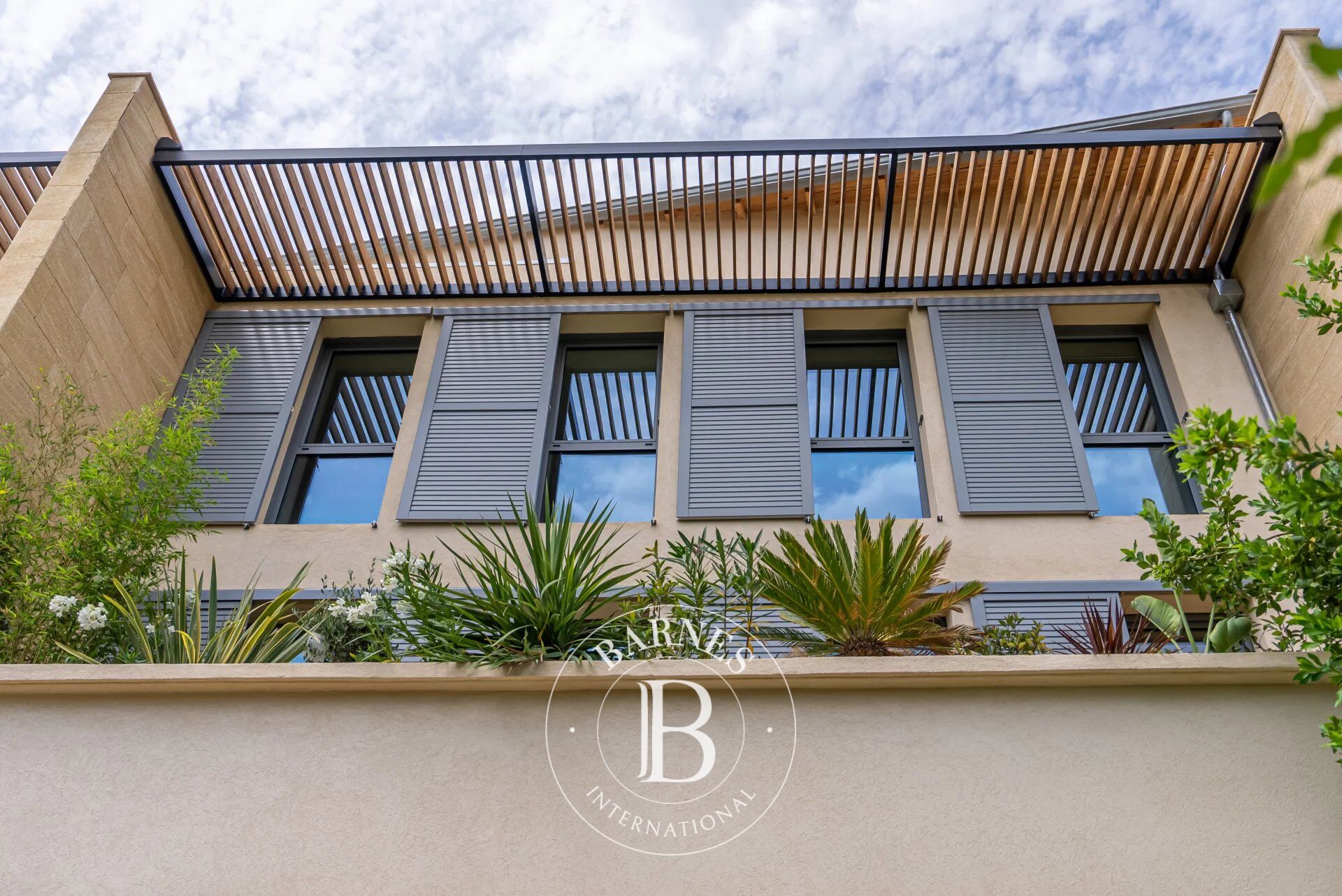 DOWNTOWN AIX-EN-PROVENCE – 2,475 SQFT TOWNHOUSE – 4 BEDROOMS – GARDEN – POOL – GARAGE - picture 2