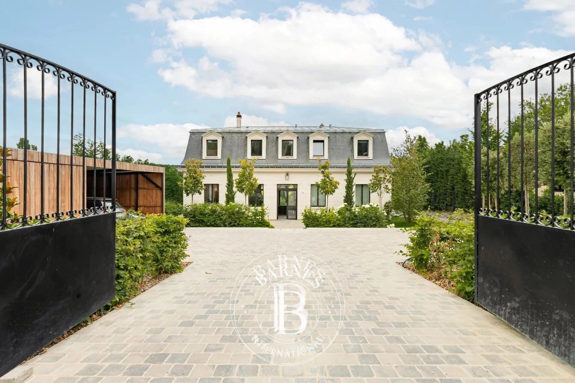 Orgeval – élégante villa mansart rénovée – 3300 m² de terrain – 240 m² – piscine & prestations haut de gamme - picture 2