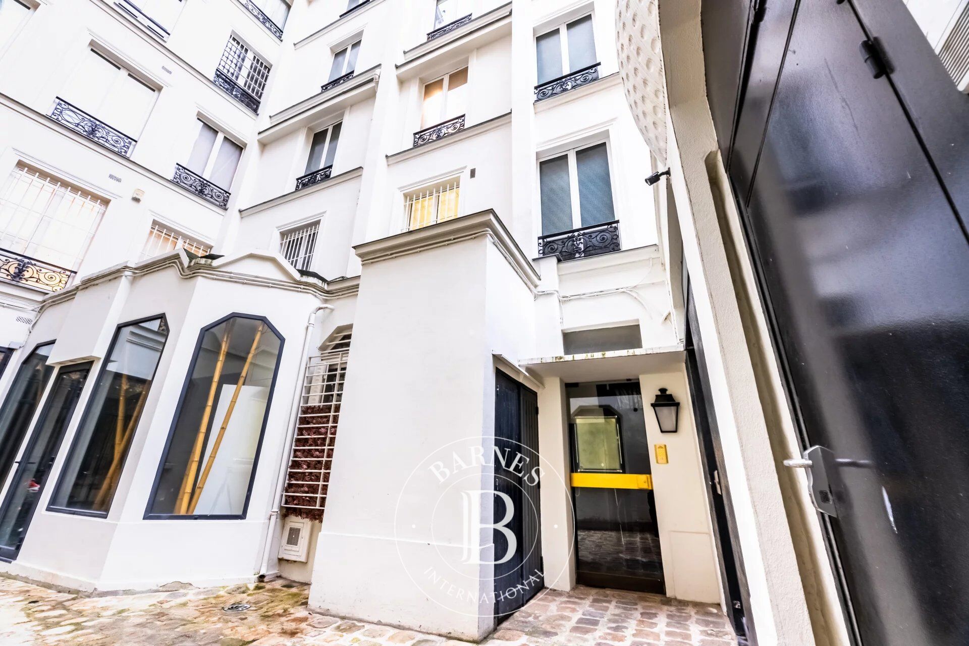 PARIS 8 - MONTAIGNE - 2 BEDROOMS - EXCEPTIONAL! - picture 3