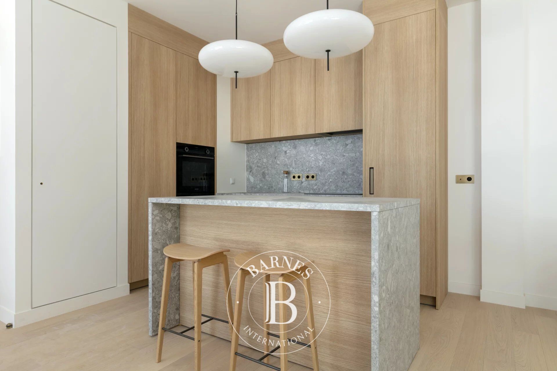 Piso Paris 8ème - picture 3