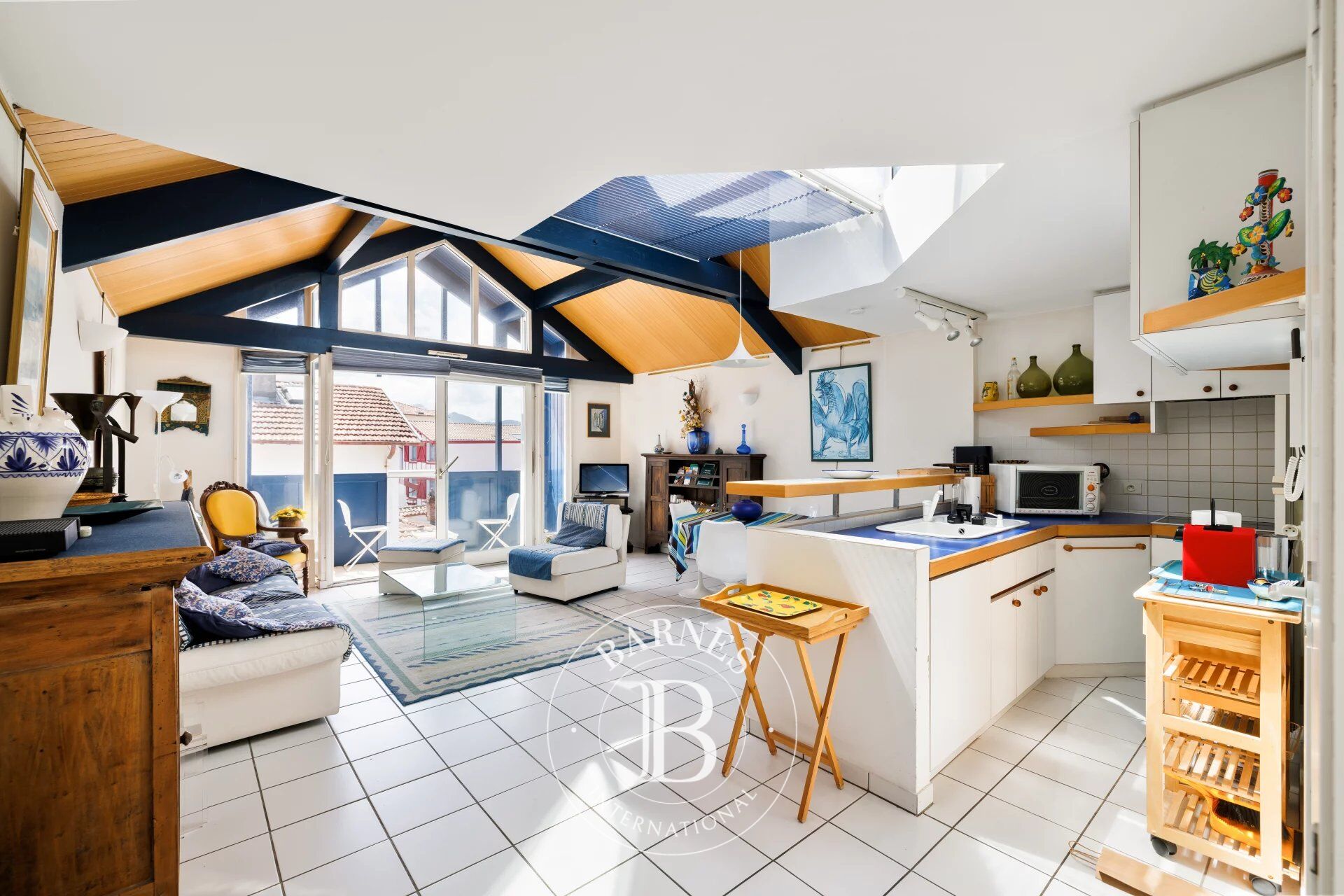 SAINT JEAN DE LUZ, HEART OF THE CITY, SPACIOUS LOFT-STYLE APARTMENT - picture 3