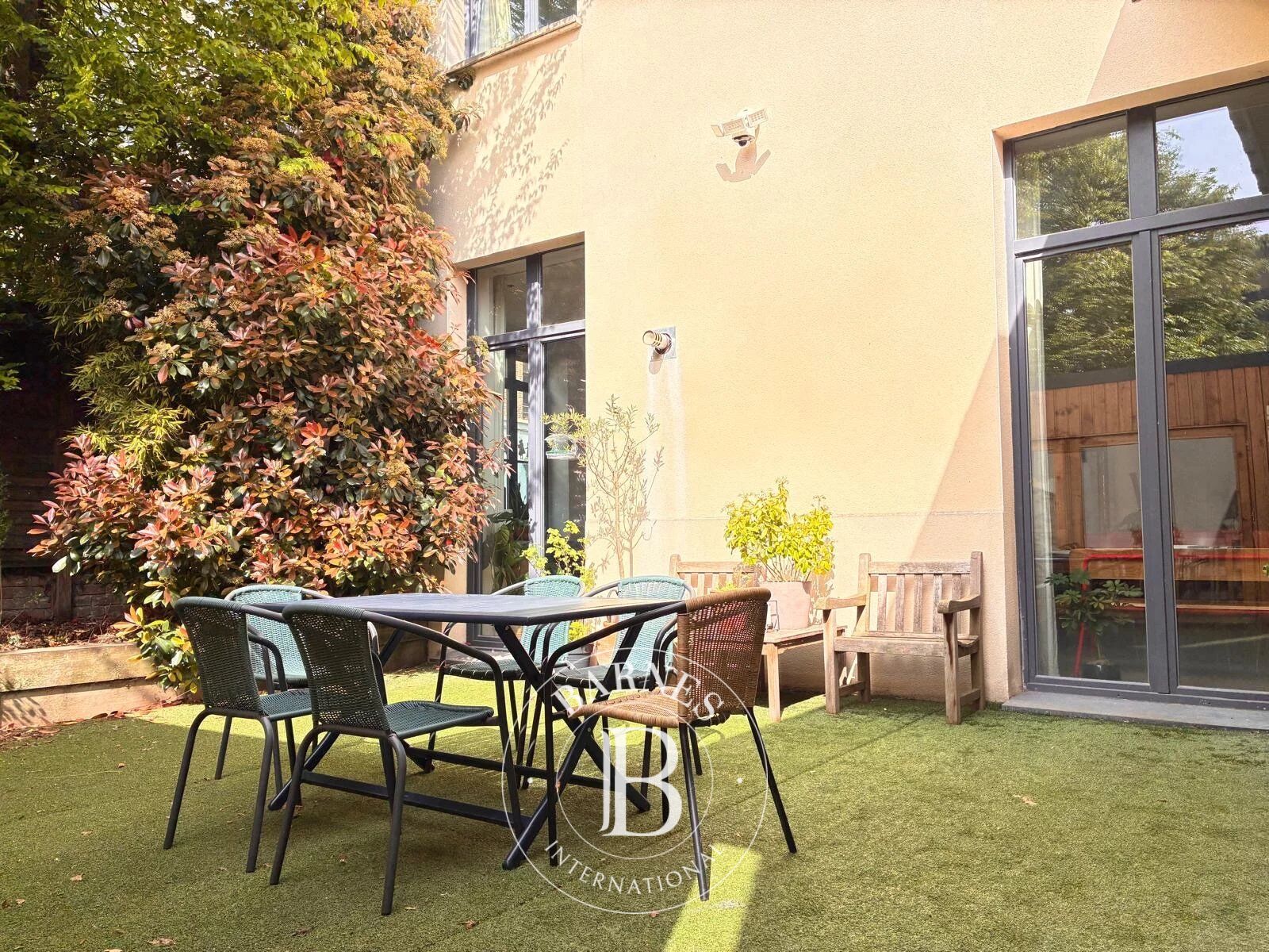 Vieux Lille, complejo inmobiliario compuesto por una casa y dos apartamentos de dos habitaciones - picture 1