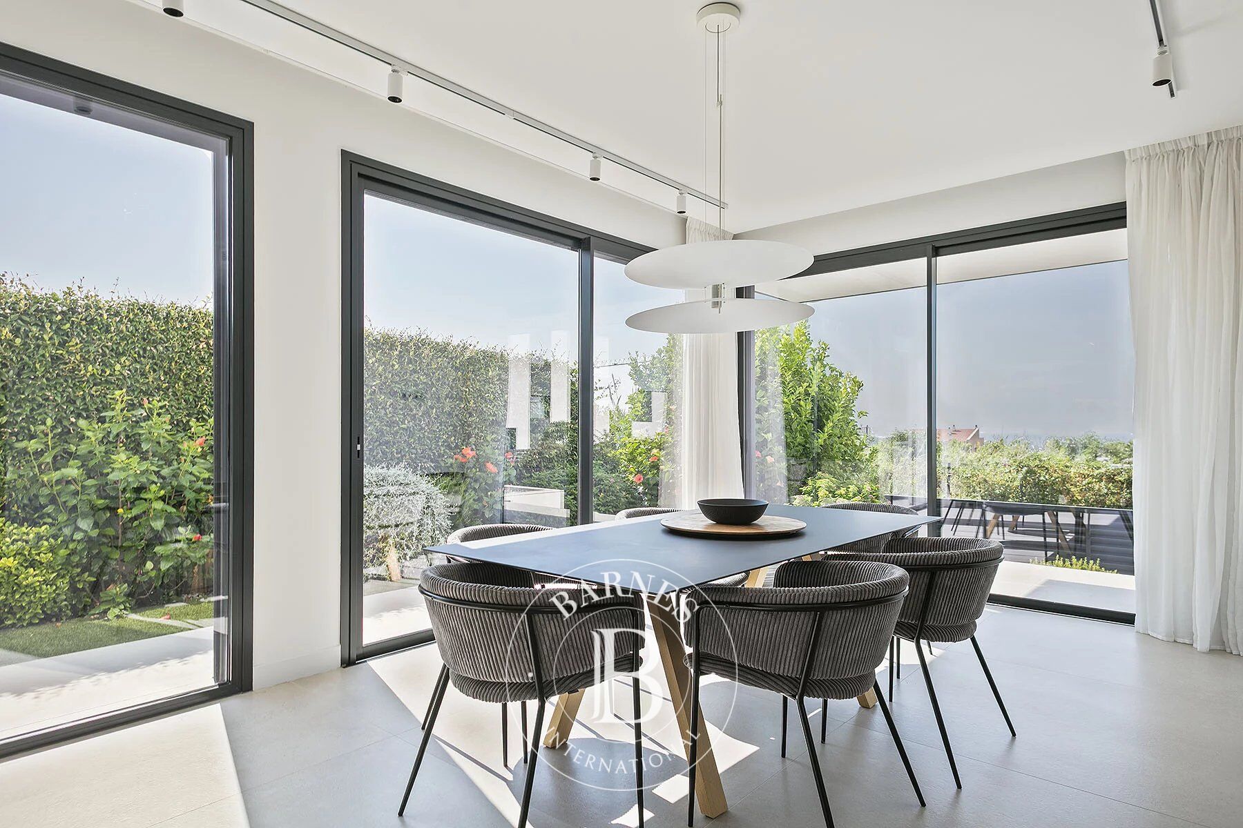 Exclusiva villa con vistas al mar en Montgat – Lujo contemporáneo cerca de Barcelona - picture 3
