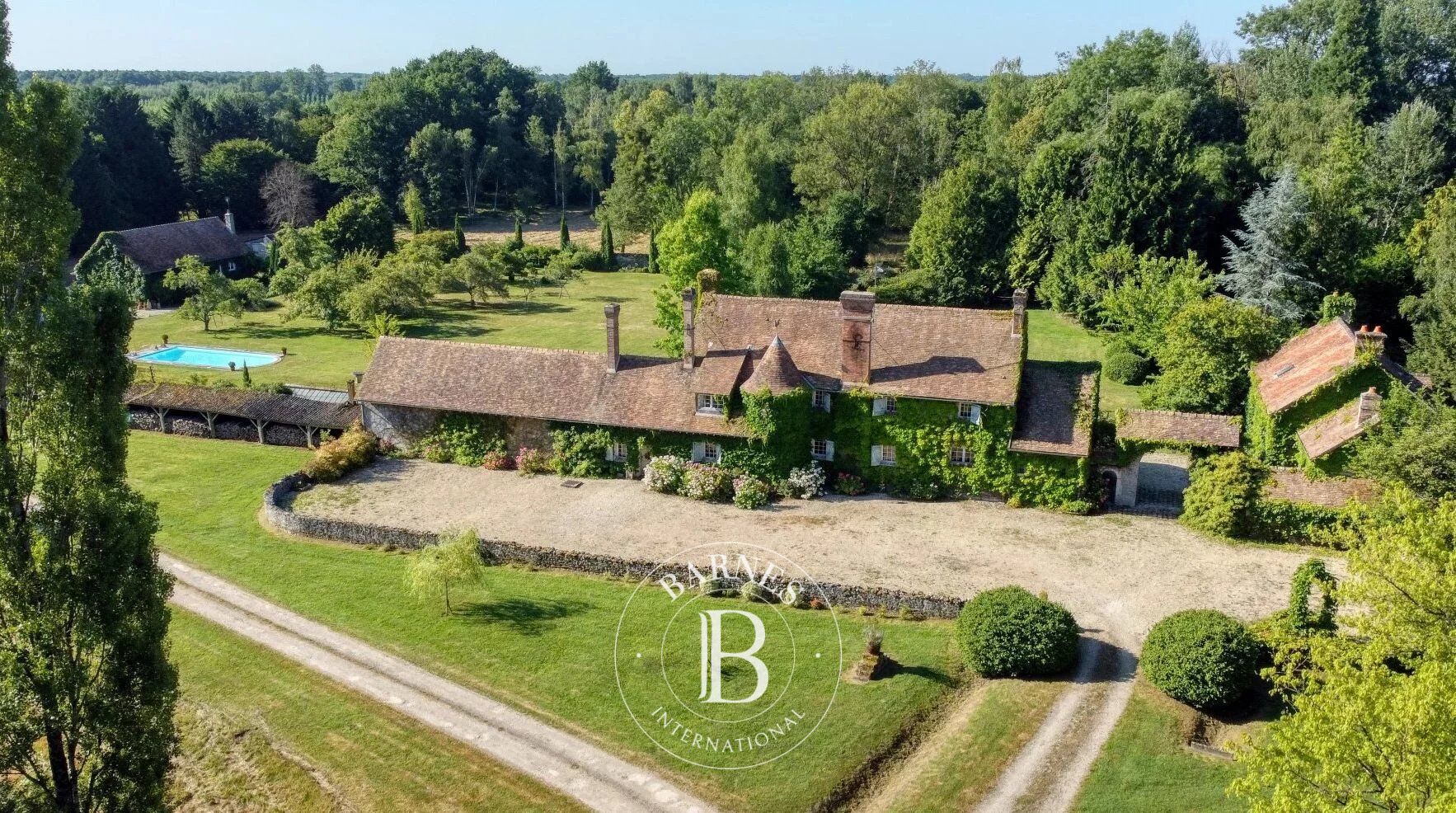 Fontainebleau - Propriété - Dépendances - Piscine - Parc de 10 hectares - picture 1