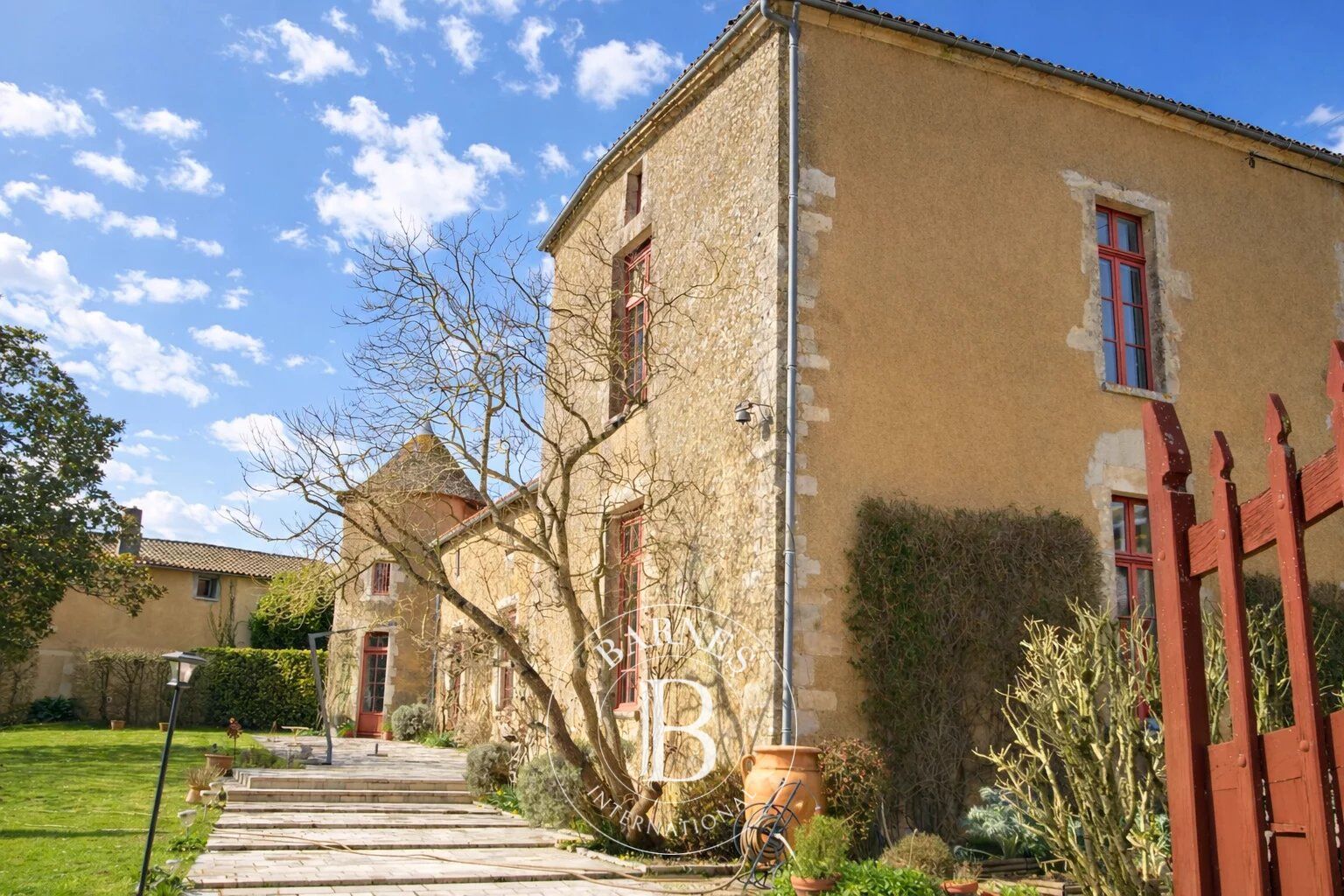 25 min from NIORT - 17th century Logis - 7838 m² garden - picture 2