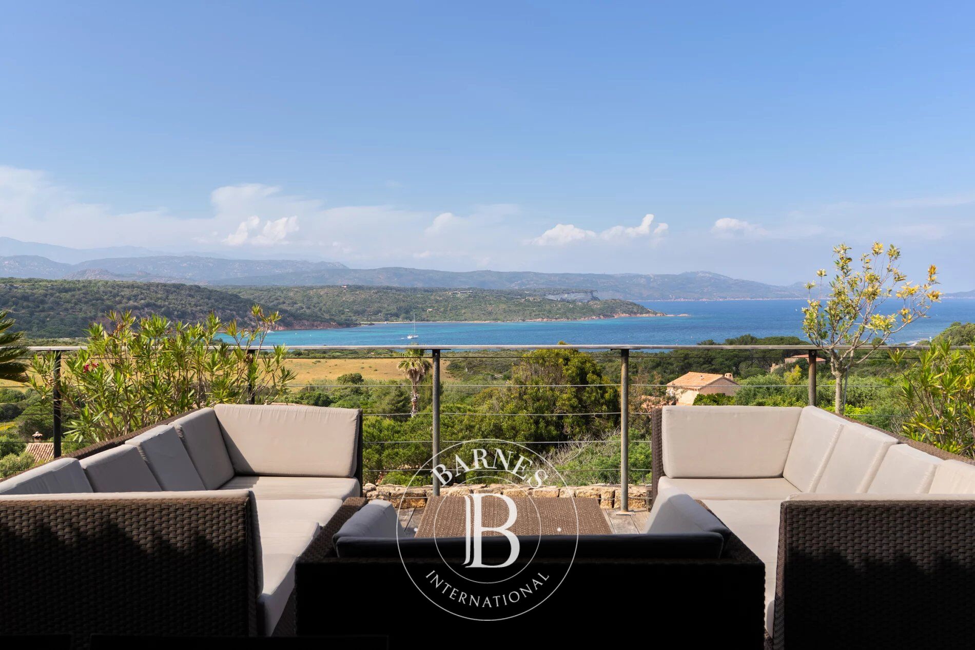 Exclusivité, Bonifacio, villa d'architecte, type bergerie, 4 chambres, piscine, vue mer et montagnes, proche plage - picture 3