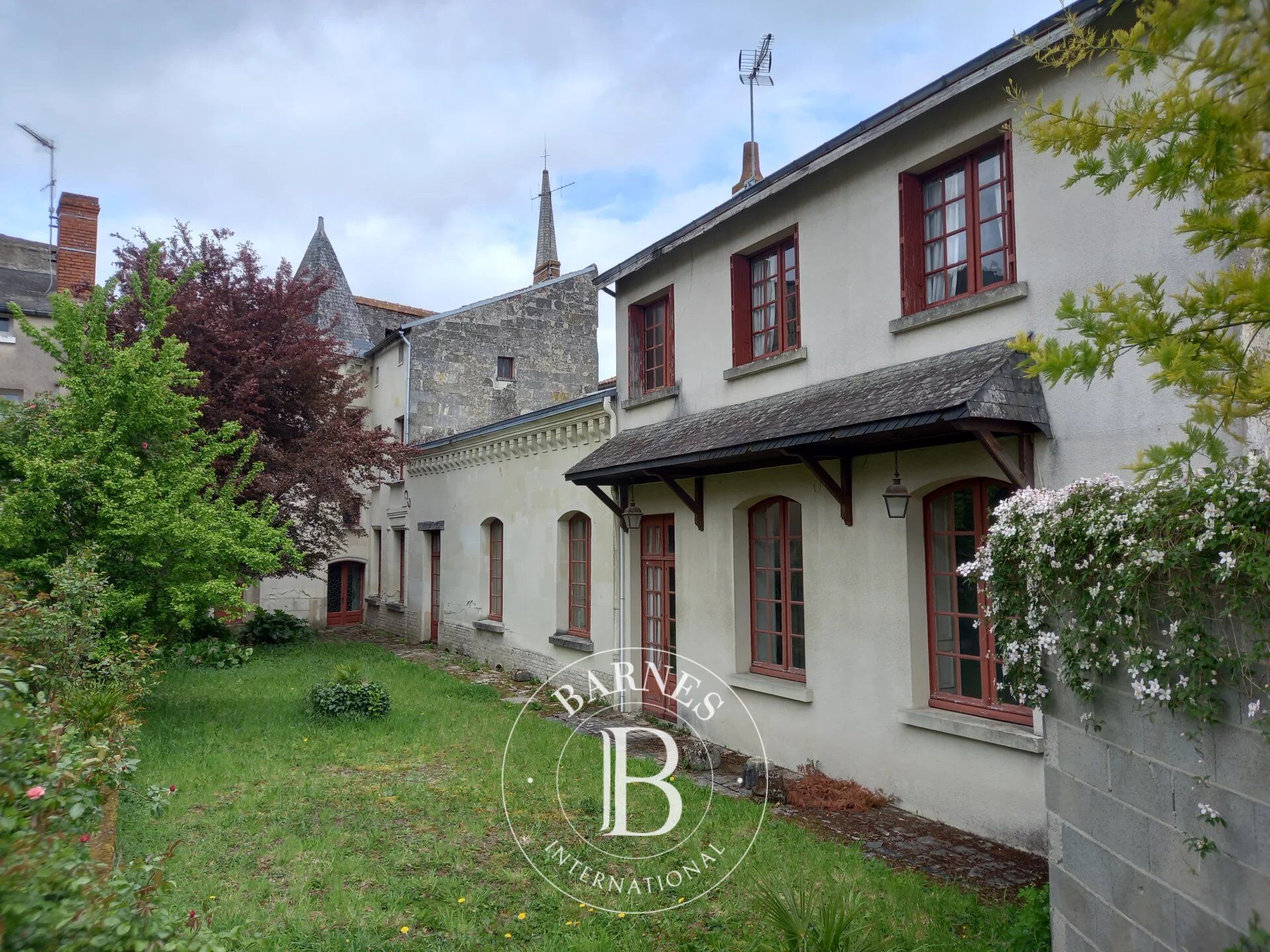 Exclusivité - Loudun centre - Authentique hôtel particulier à rénover - Jardin clos - picture 1