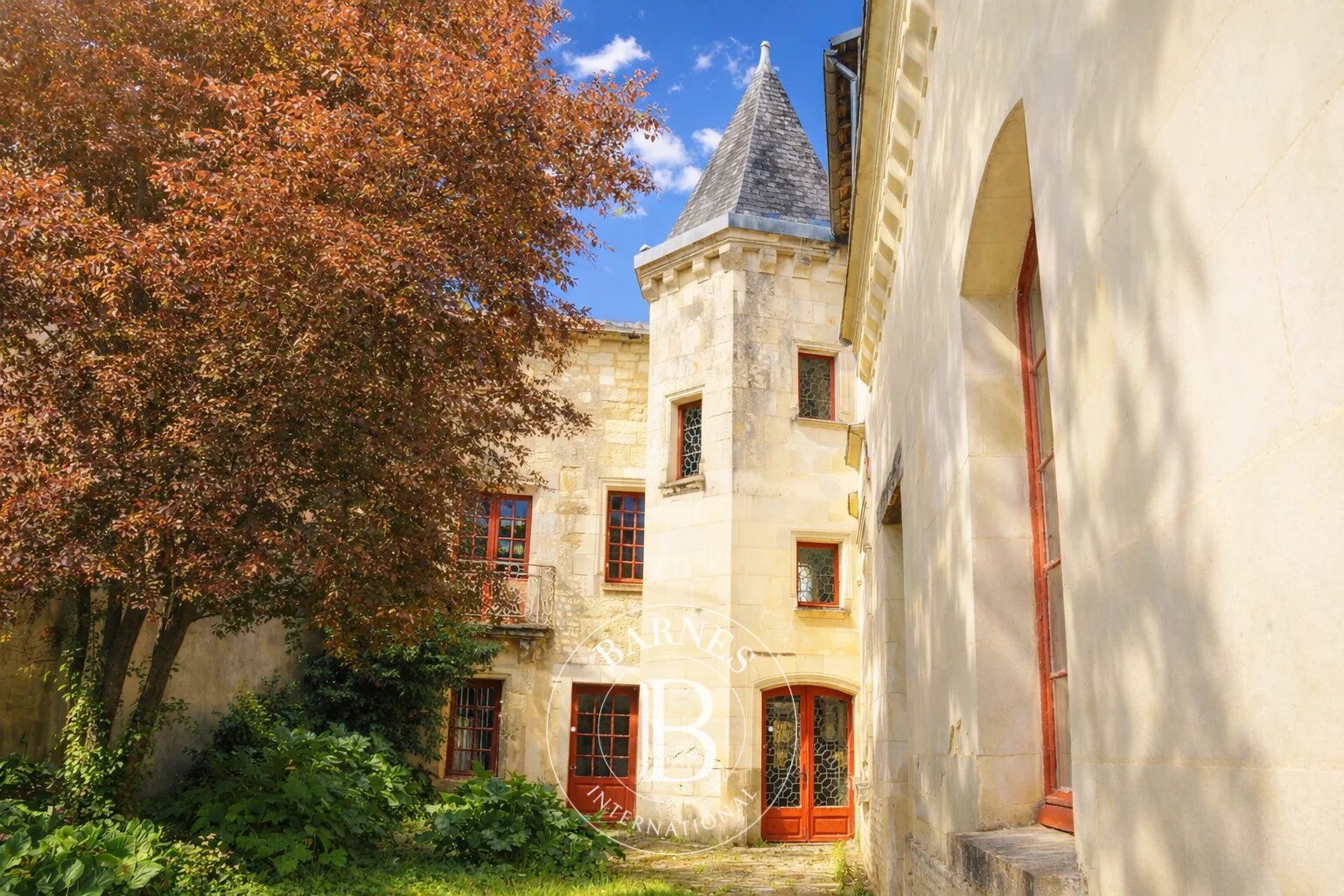Exclusivité - Loudun centre - Authentique hôtel particulier à rénover - Jardin clos - picture 1